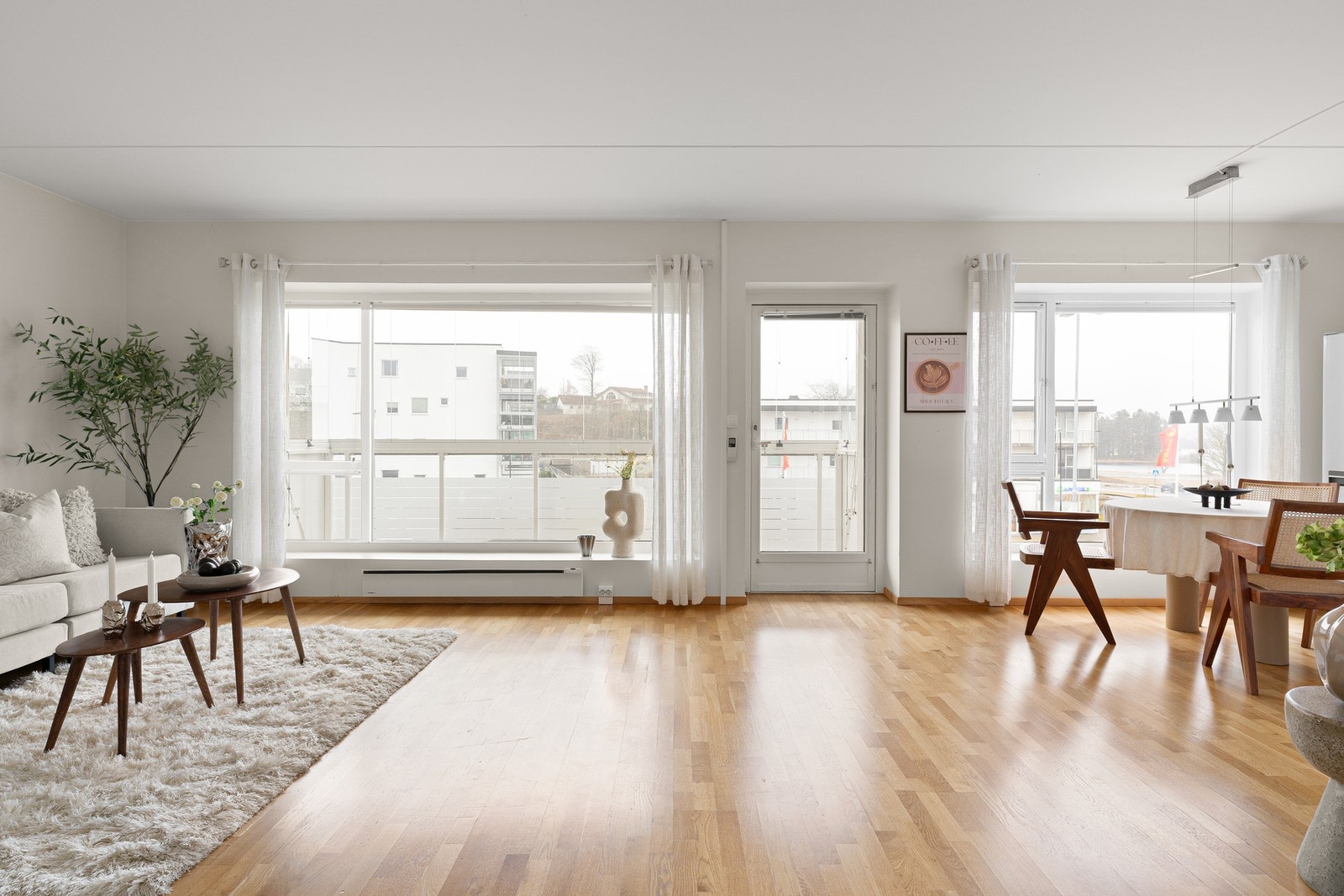 Leiligheten har en praktisk planløsning med to soverom, romslig stue i åpen løsning med kjøkkenet, samt utgang til leiligheten balkong som er innglasset. Galleribilde