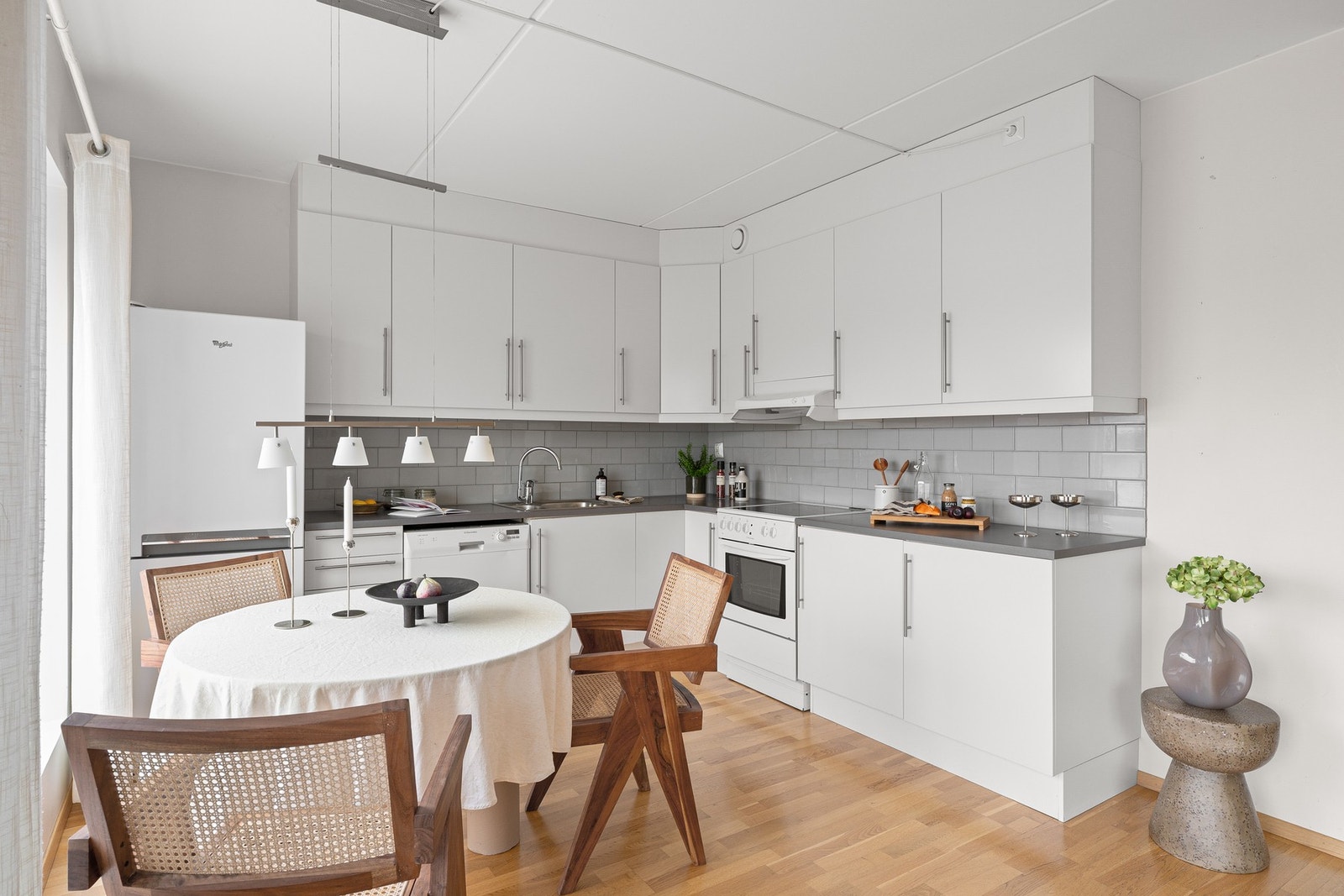 Kjøkkenet har plass til frittstående komfyr, oppvaskmaskin og kjøleskap. Galleribilde