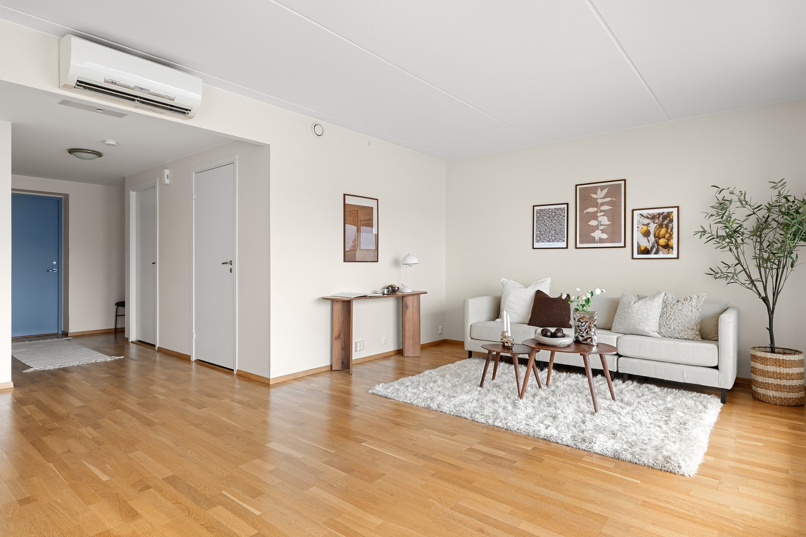 Stuen og kjøkkenet ligger i åpen løsning, den åpne løsningen gir plass til både sofa, tv-møblement og spisebord ved kjøkkensonen. Galleribilde