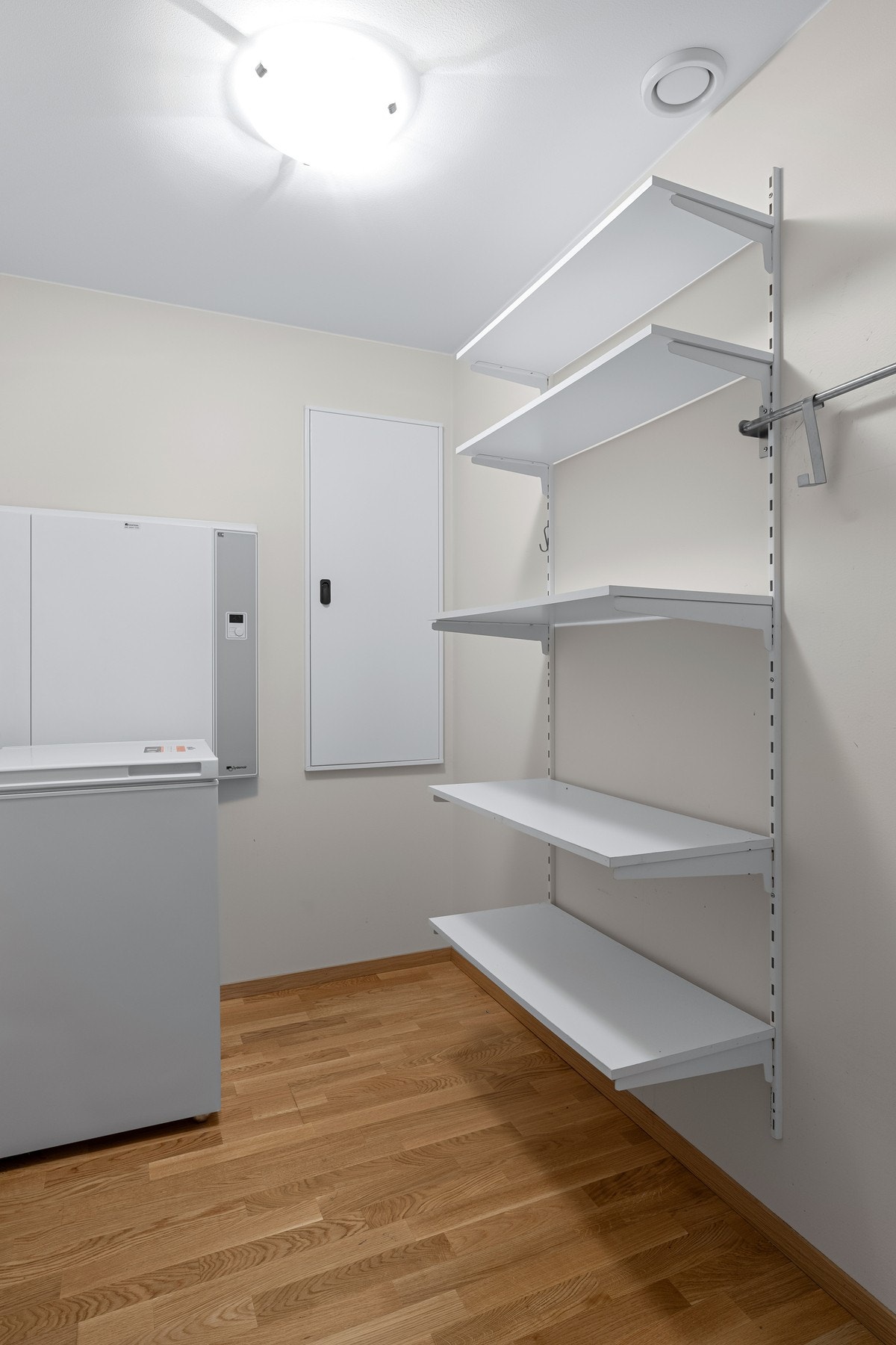 For ekstra lagringsplass har leiligheten en innvendig bod, samt en utvendig bod i kjeller. Galleribilde