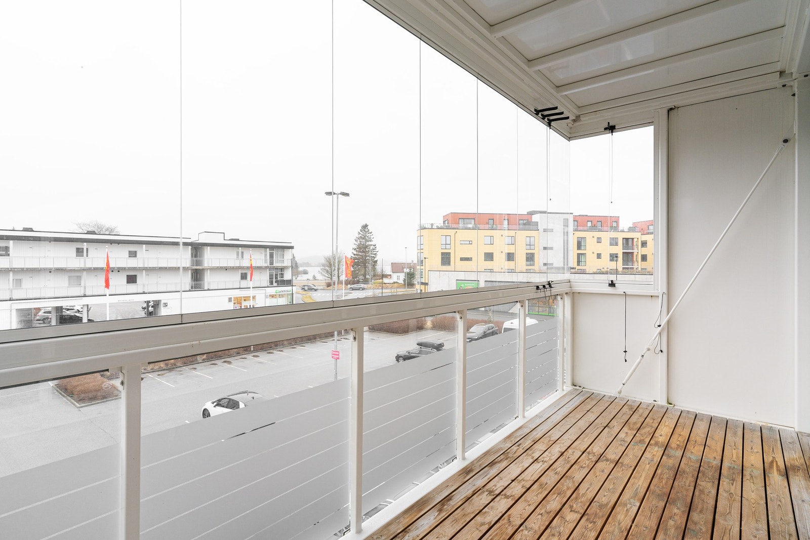 Fra stuen er det utgang til en romslig innglasset balkong med gode solforhold. Galleribilde