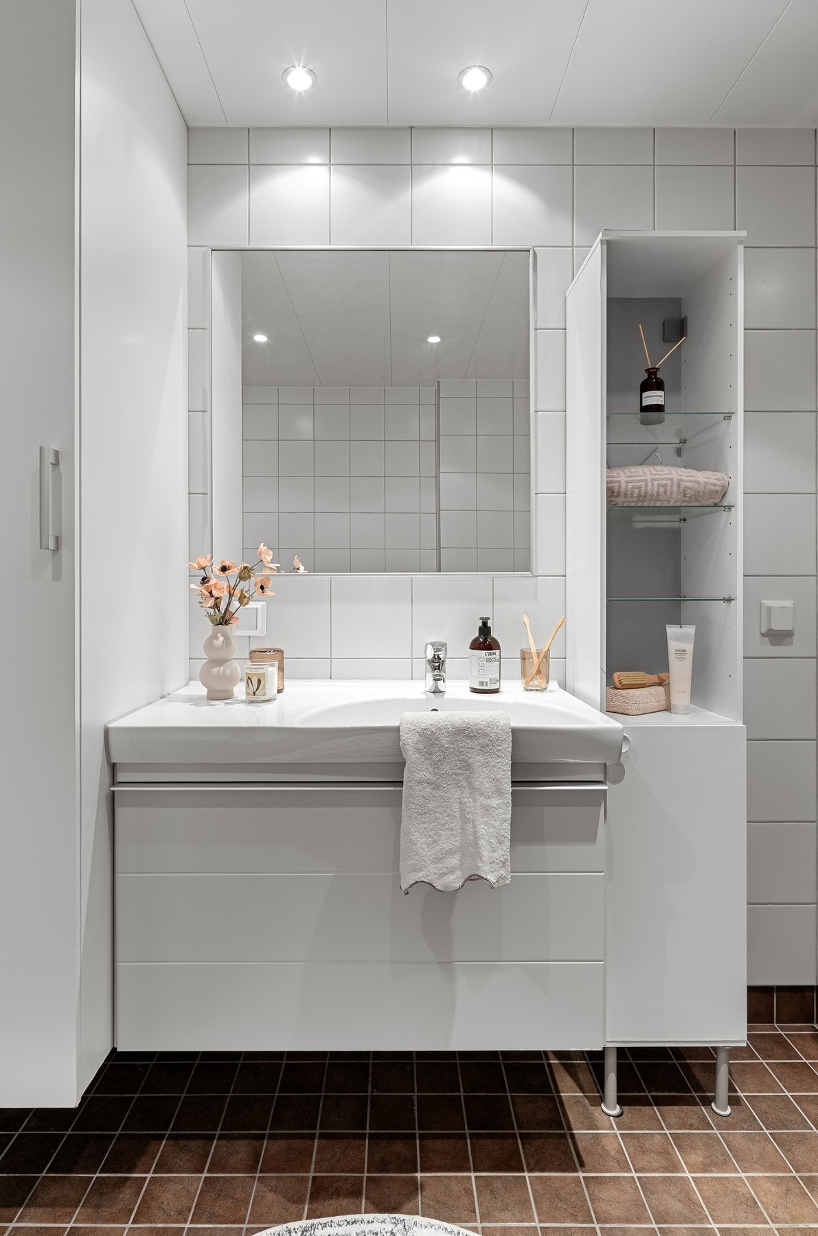 Videre er rommet utstyrt med dusjdører, toalett og opplegg til vaskemaskin. Galleribilde