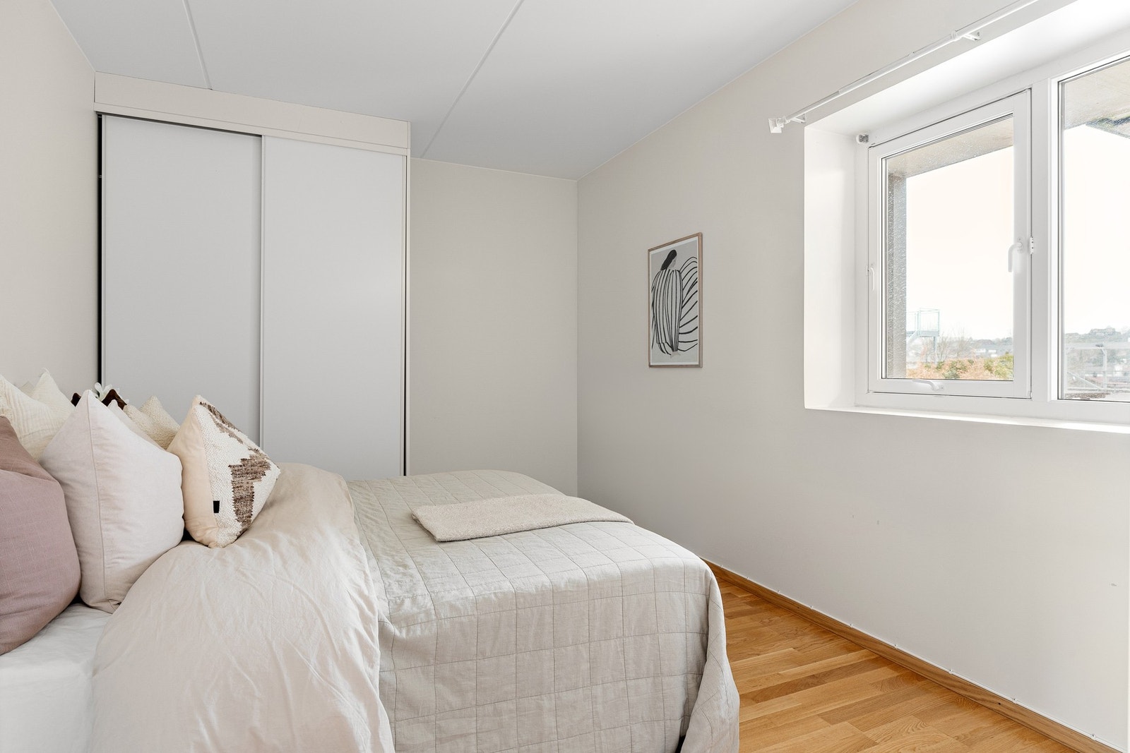 Hovedsoverommet har god plass til dobbeltseng og garderobeskap. Galleribilde