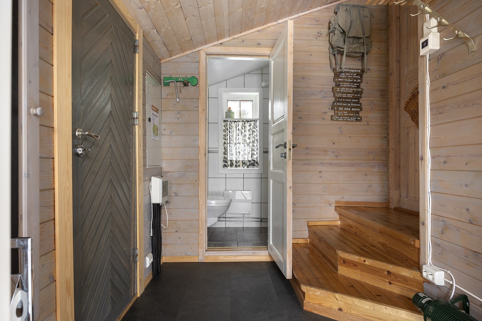 Entré med plass til oppbevaring av klær og sko Galleribilde