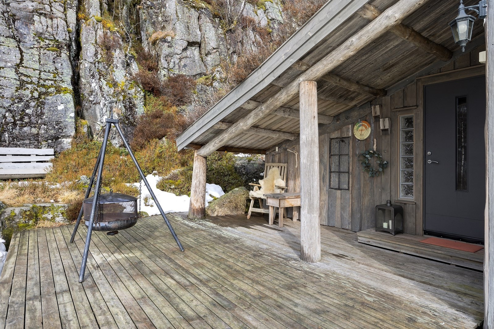 Terrasse ved hyttas inngangsparti, del er overbygget så her kan en sitte ute på de mindre fine dagene og Galleribilde