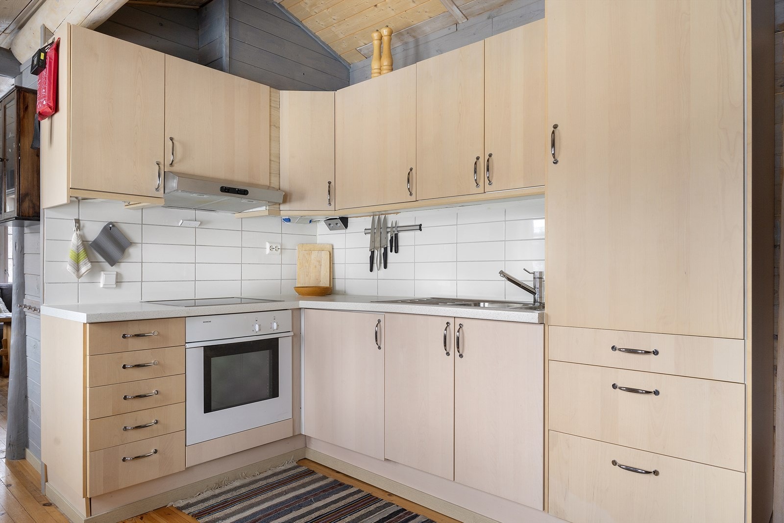 Kjøkkeninnredning har slette fronter og benkeplate av laminat med nedfelt vask Galleribilde