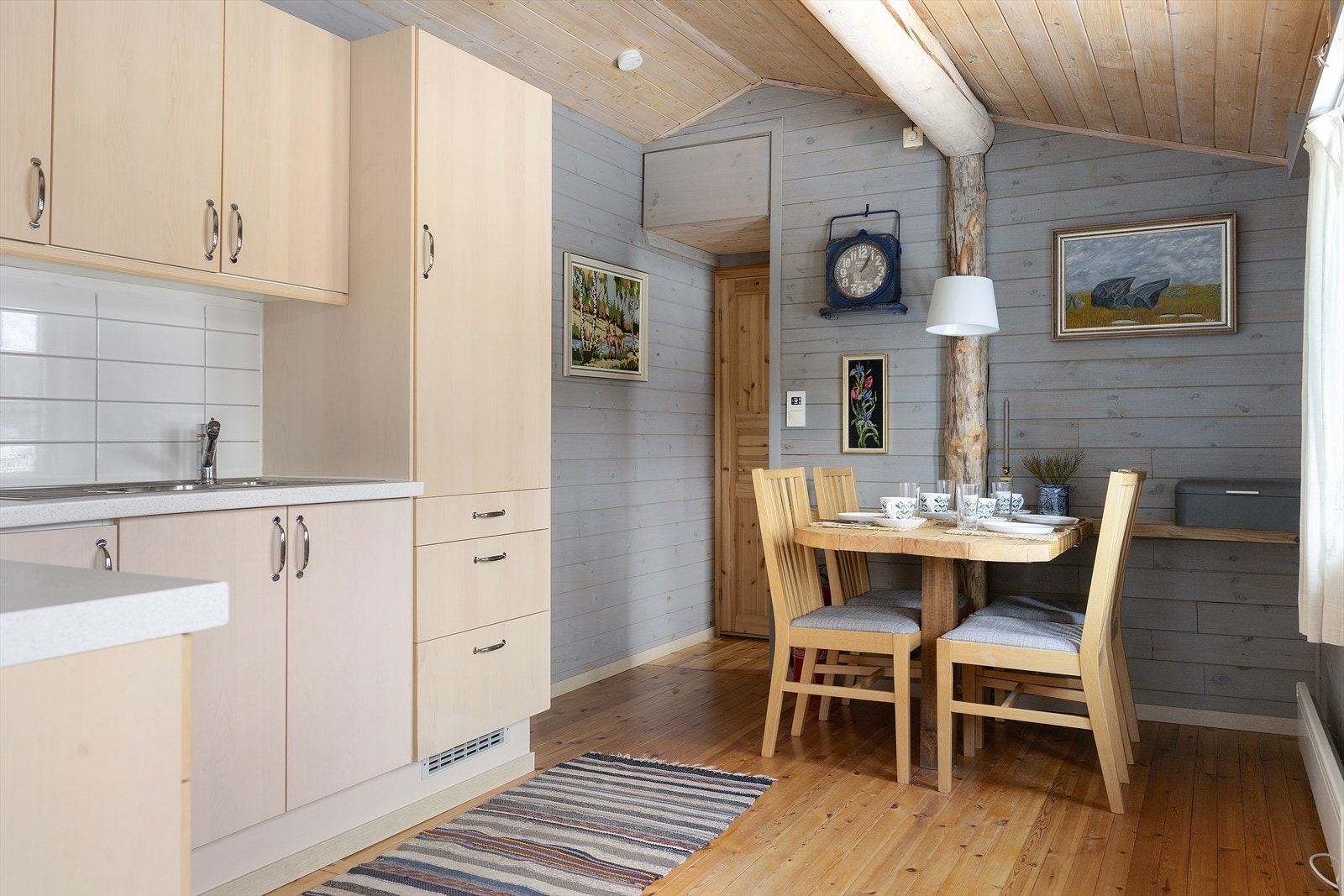 På kjøkkenet har man plass til spisebord Galleribilde