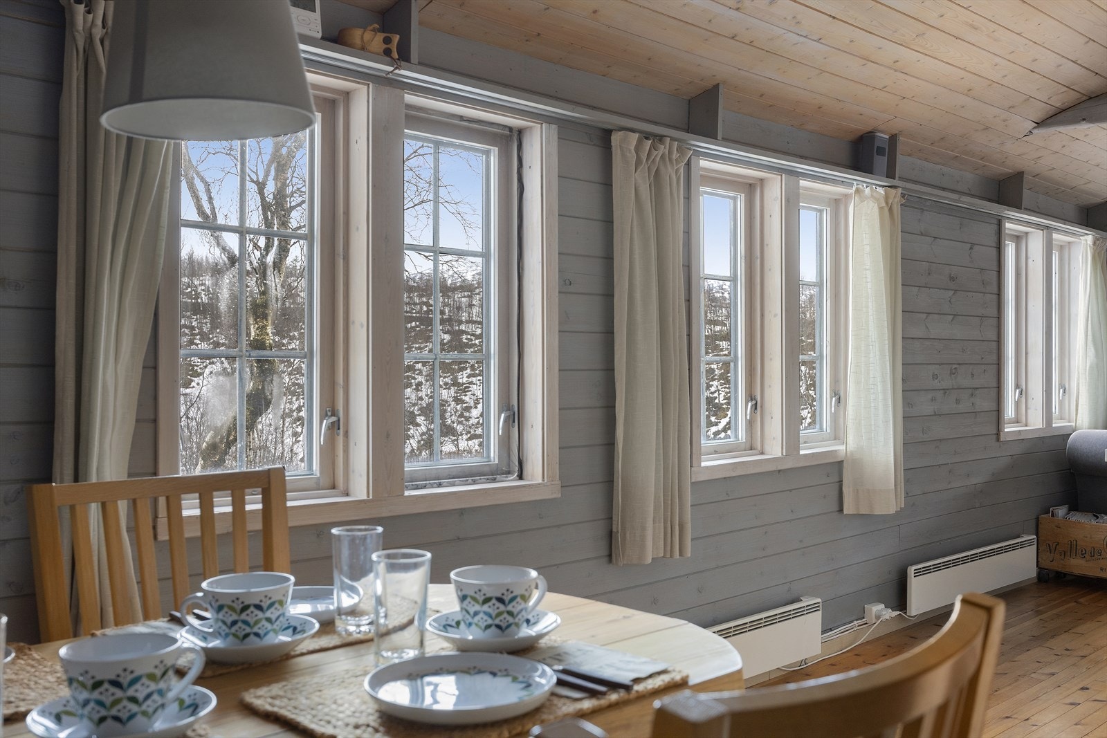 Vinduene gir et fint naturlig lys inn i hytta Galleribilde