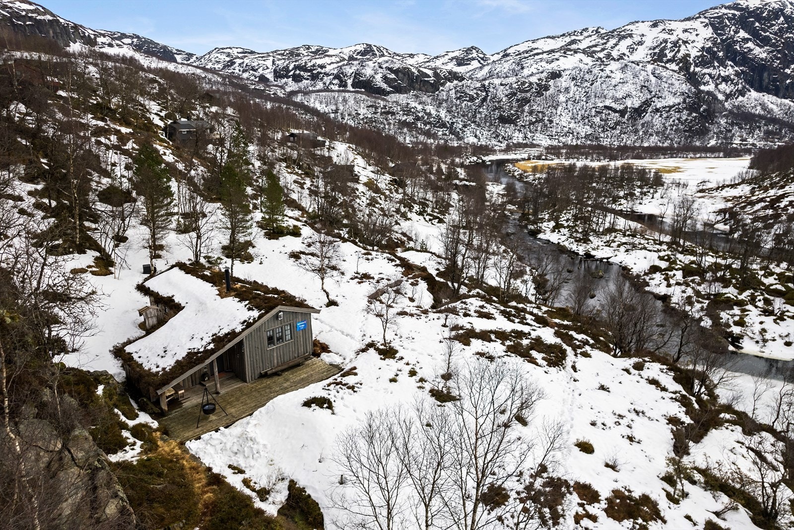 Hytta har en usjenert, lun og rolig beliggenhet på Stølslia hyttefelt Galleribilde