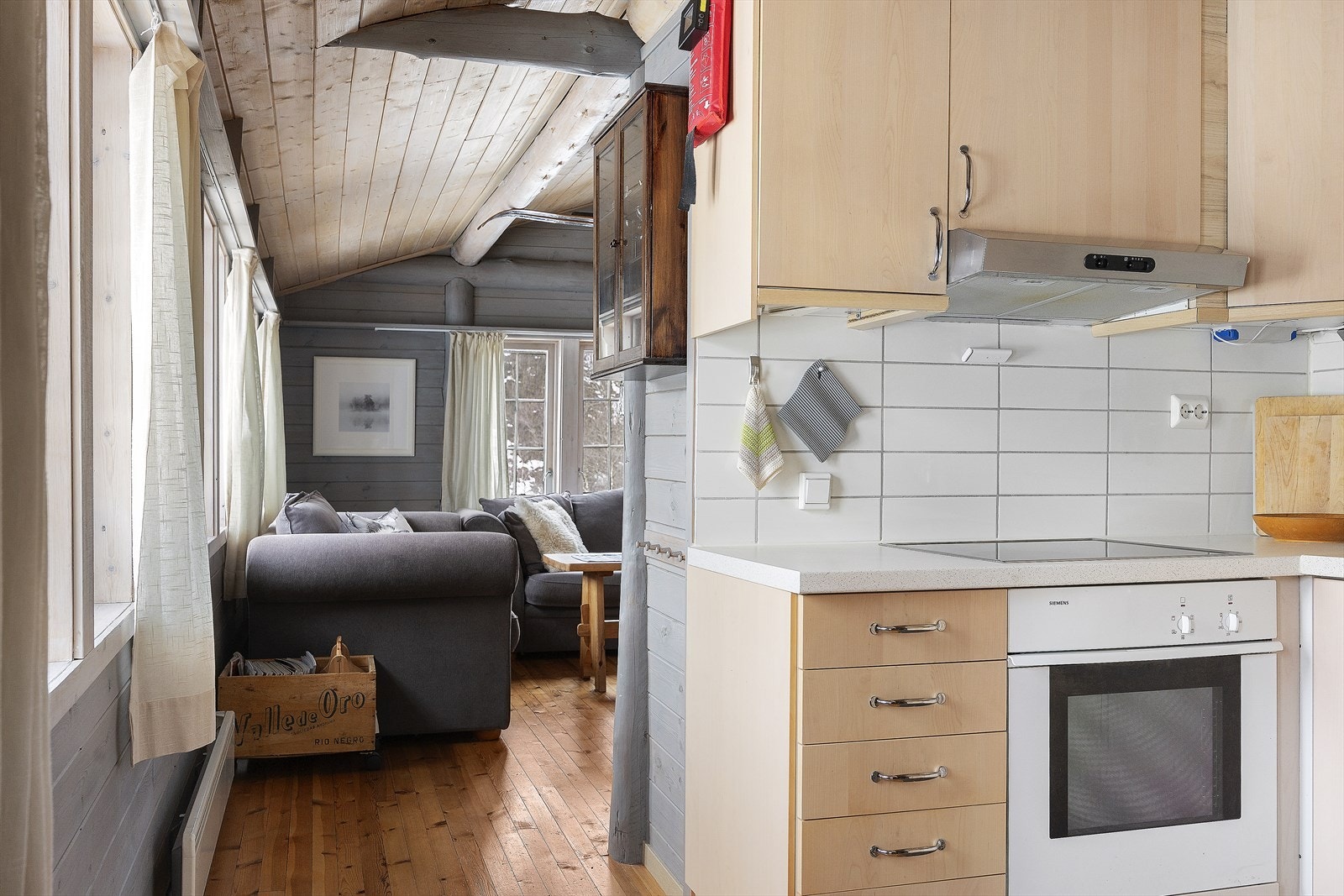 Kjøleskap, stekeovn og koketopp er integrerte Galleribilde