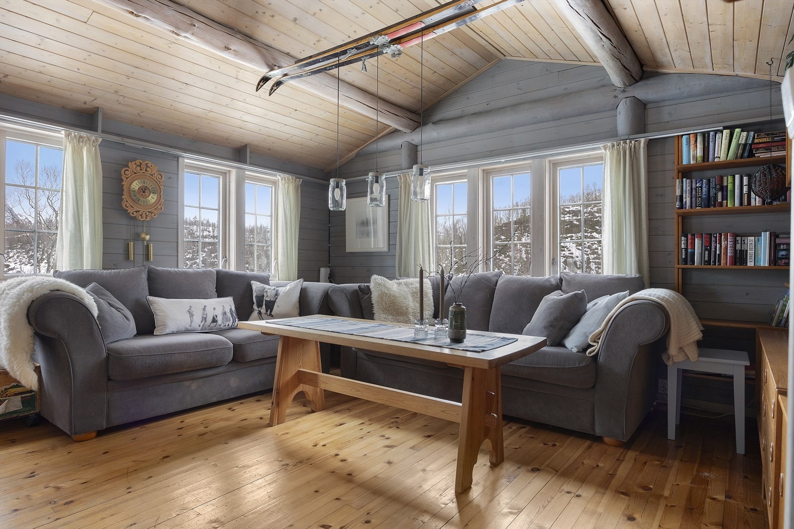 Hytta er innredet med koselig stue/kjøkkendel med plass til sofagruppe og spisebord Galleribilde