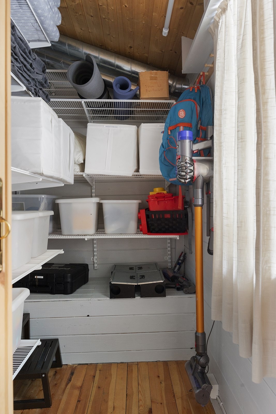 Praktiske hyller i boden til oppbevaring Galleribilde