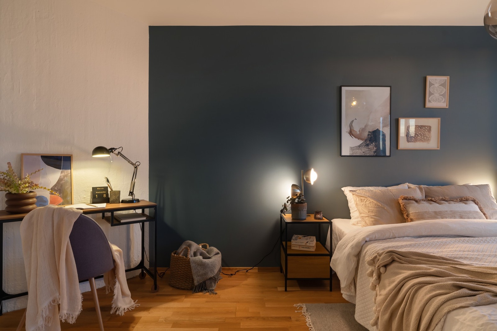 ... og nattbord på hver sin side av sengen. Galleribilde