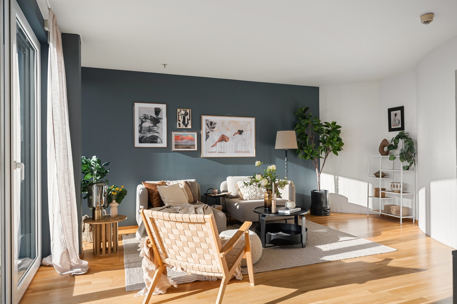 Leiligheten holder en fin standard fra byggeår (2003) og fremstår som lys, velholdt og innbydende - et solid utgangspunkt enten du ønsker å flytte rett inn eller sette ditt eget preg. Galleribilde