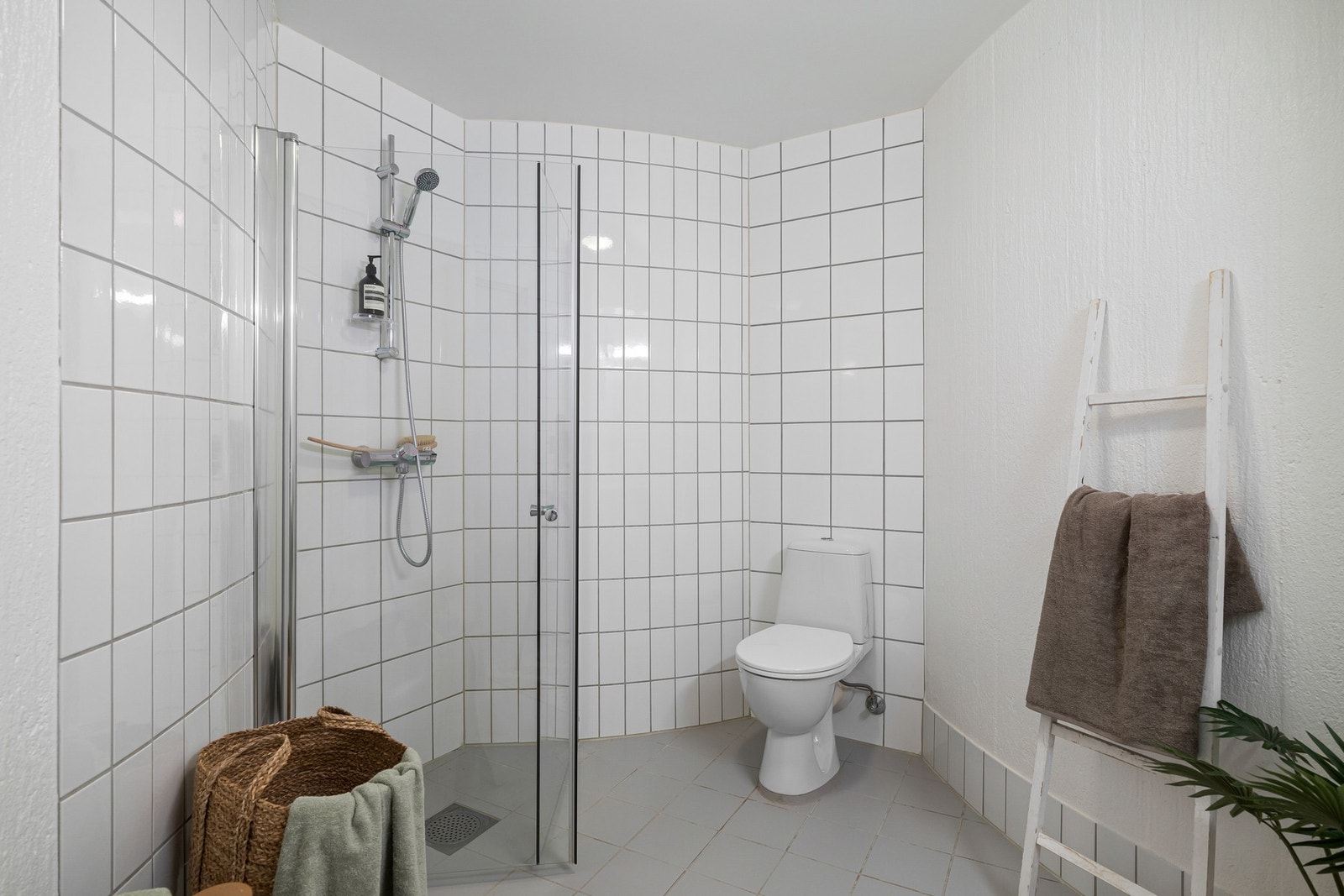 Badet er utstyrt med varmekabler, innsvingbare dusjdører og toalett. Galleribilde