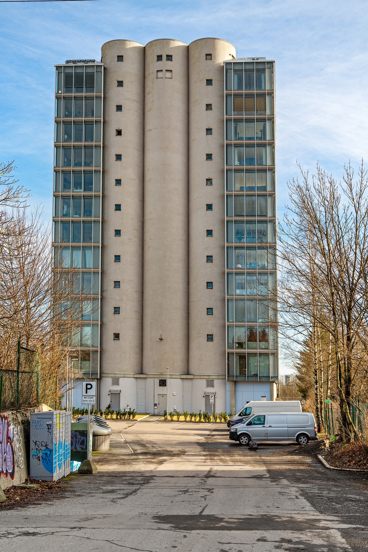 Siloen på Sinsen er et ikonisk landemerke som strekker seg hele 47 meter over bakken og består av to bygningsdeler: det tidligere kornlageret og selve kornsiloen. I 2003 ble bygget transformert til moderne boligseksjoner gjennom en ambisiøs og omfattende Galleribilde