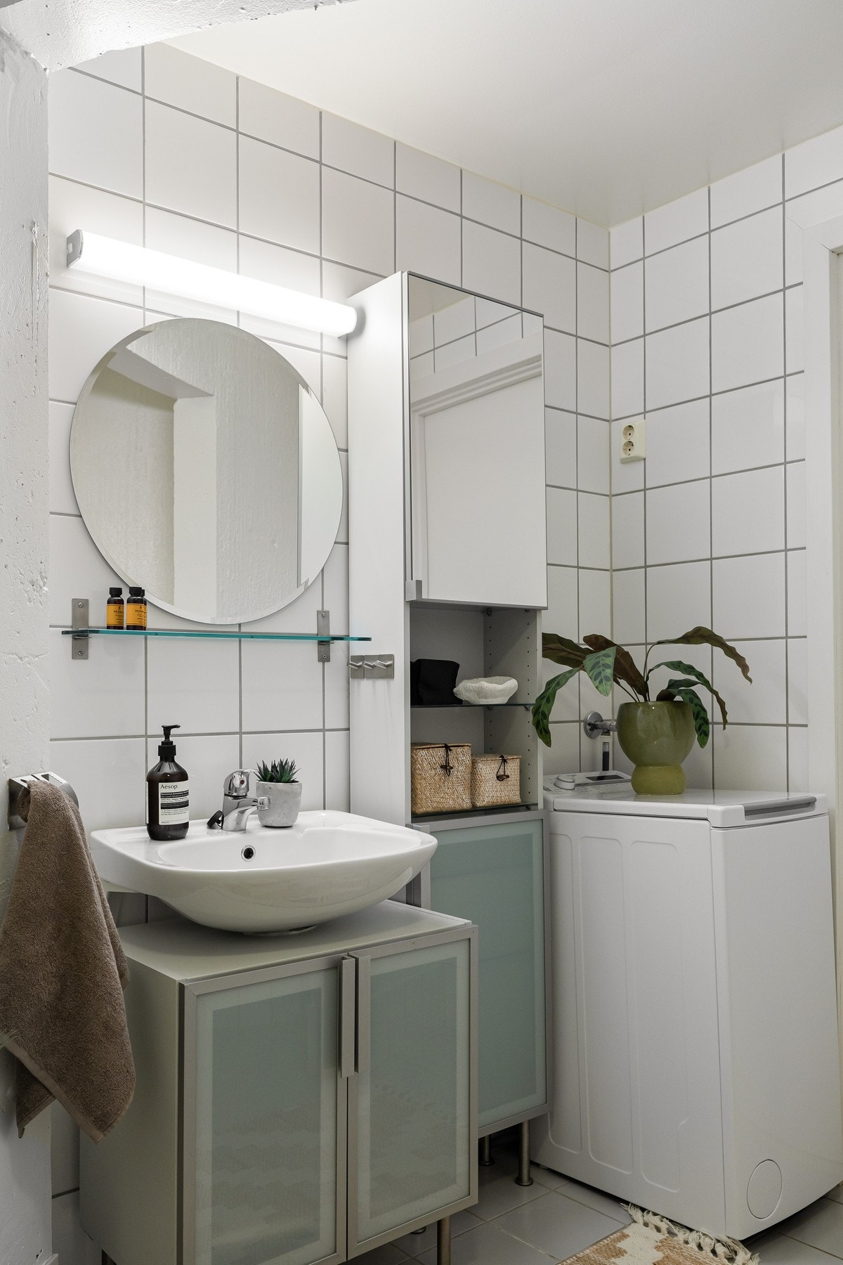 Det er opplegg for vaskemaskin. Den avbildede maskinen medfølger. Galleribilde