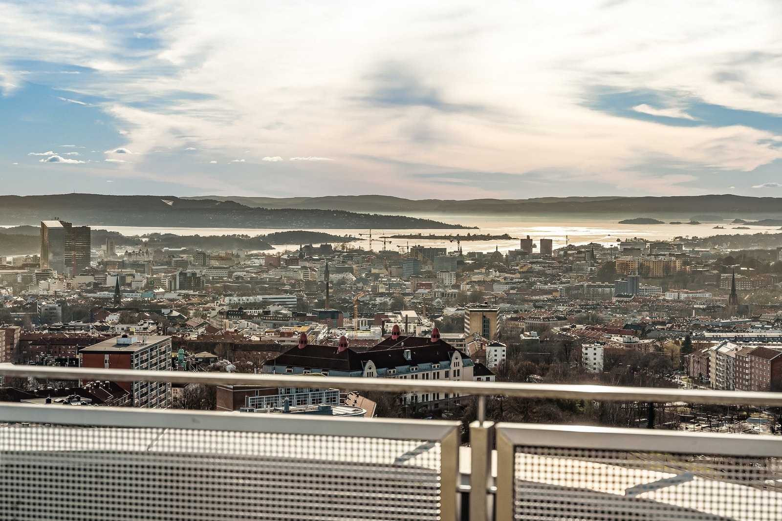 Her får du panorama over byen som aldri sover, med Oslofjorden glitrende som et spektakulært bakteppe. Galleribilde