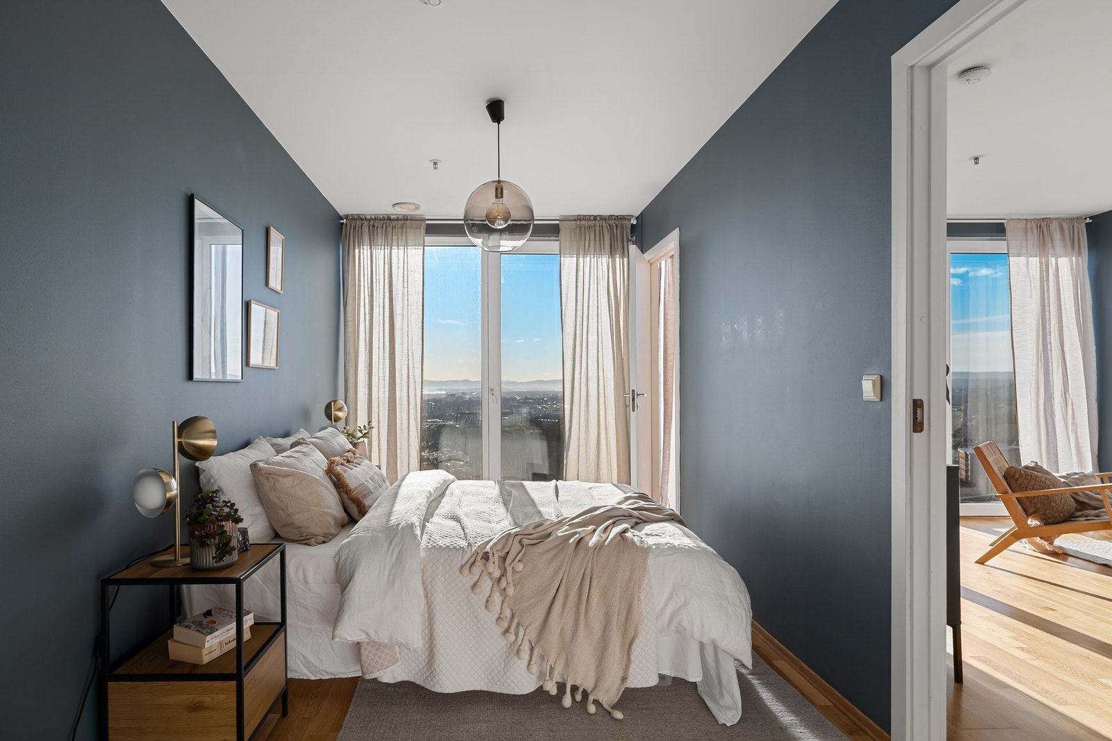 Soverommet har en smart løsning med to dører fra stuen på hver sin side av sengen. Galleribilde