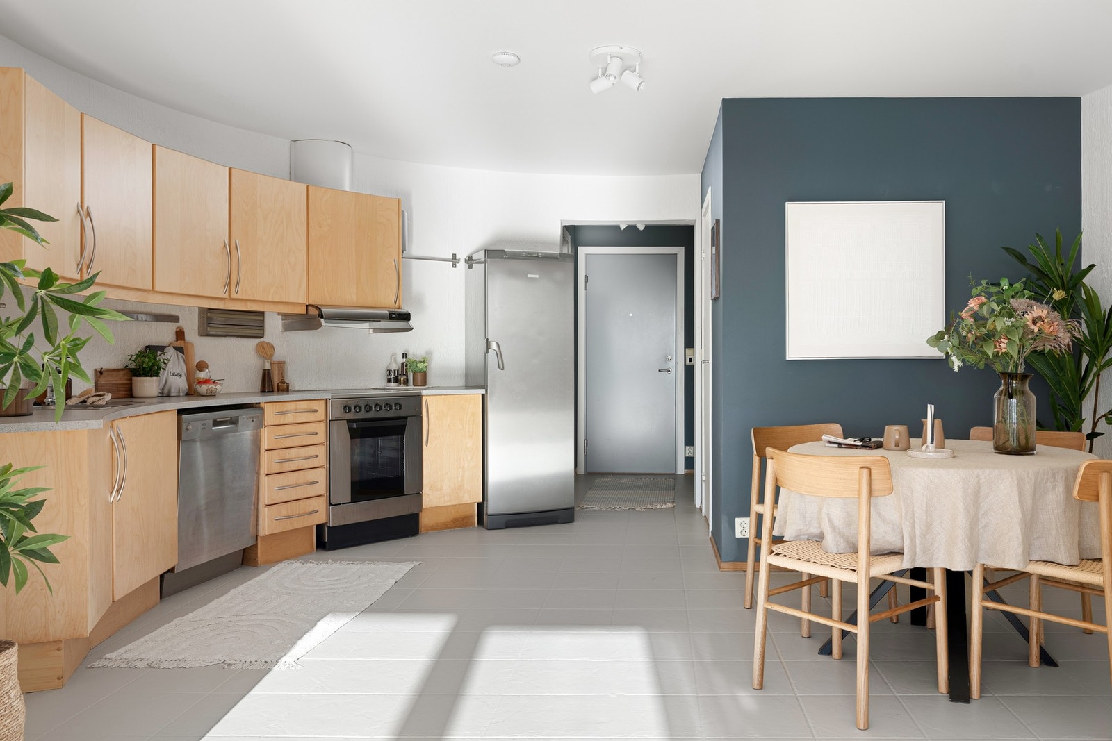 I 2026 fikk flisene et oppdatert uttrykk med maling i en lys gråtone. Galleribilde