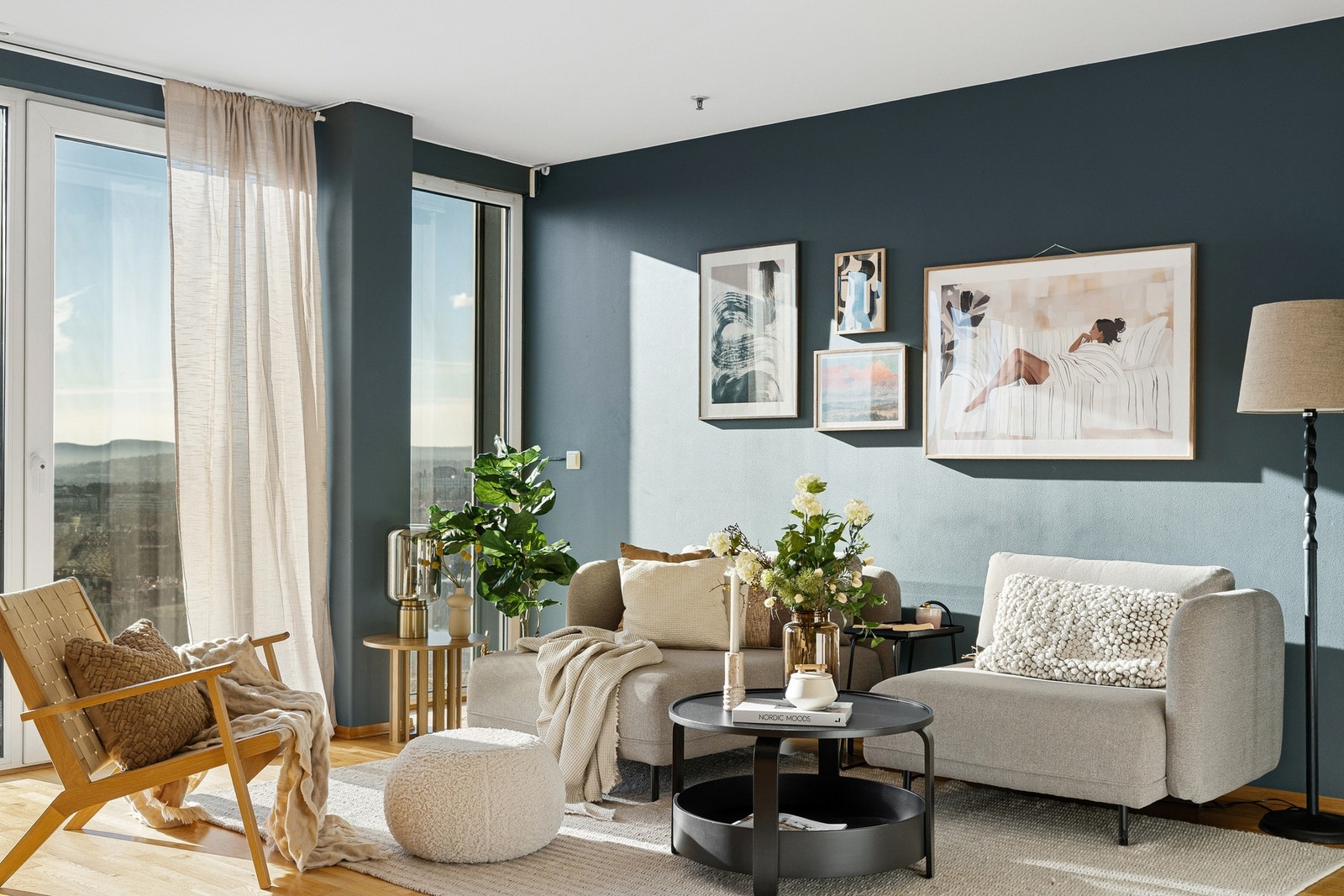 I 2019 ble store deler av leiligheten malt i duse og behagelige fargetoner. Galleribilde