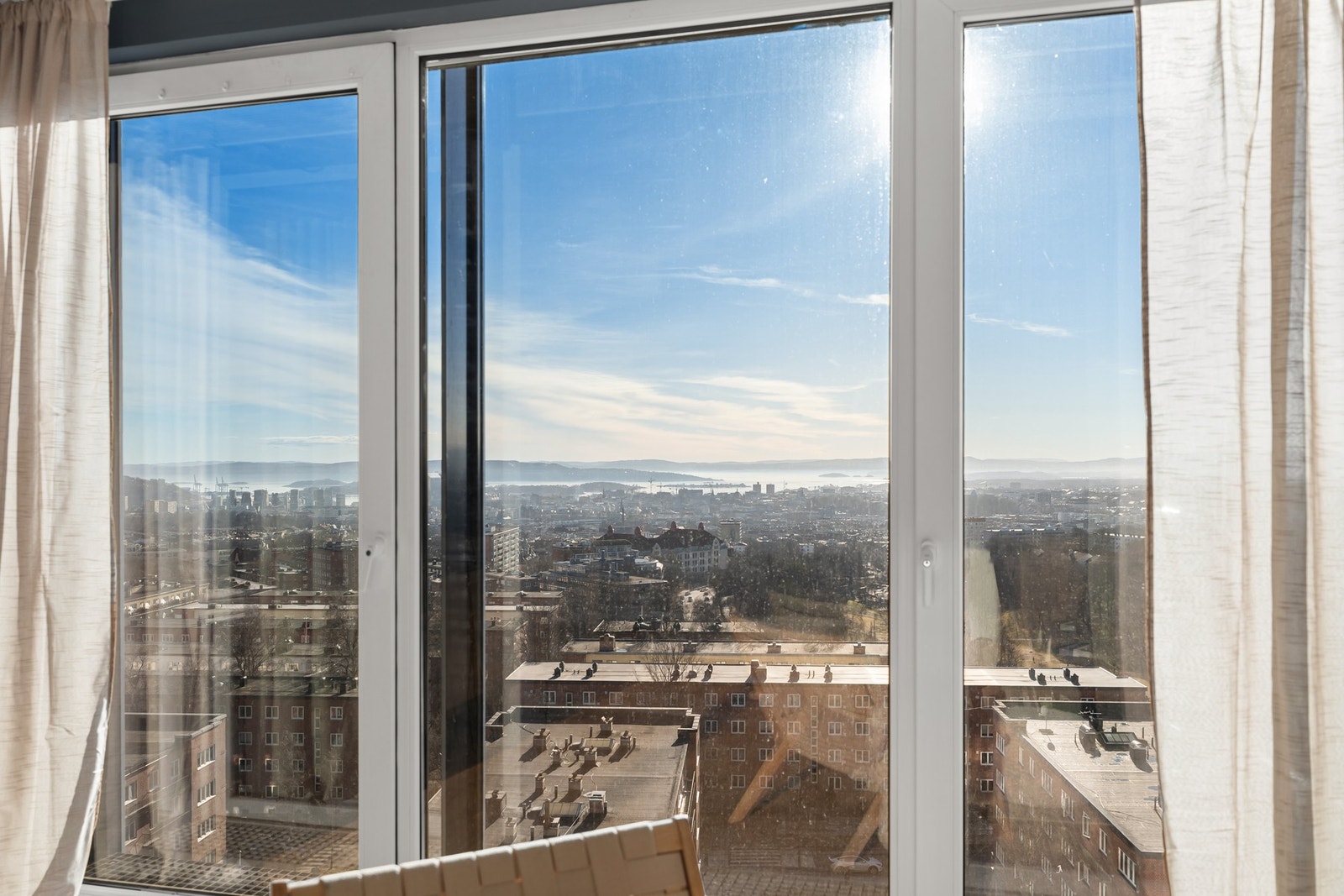 Store vindusflater gir panoramautsikt over byen og skaper en helt egen atmosfære - like imponerende på dagtid som når byen lyser opp på kveldstid. Galleribilde