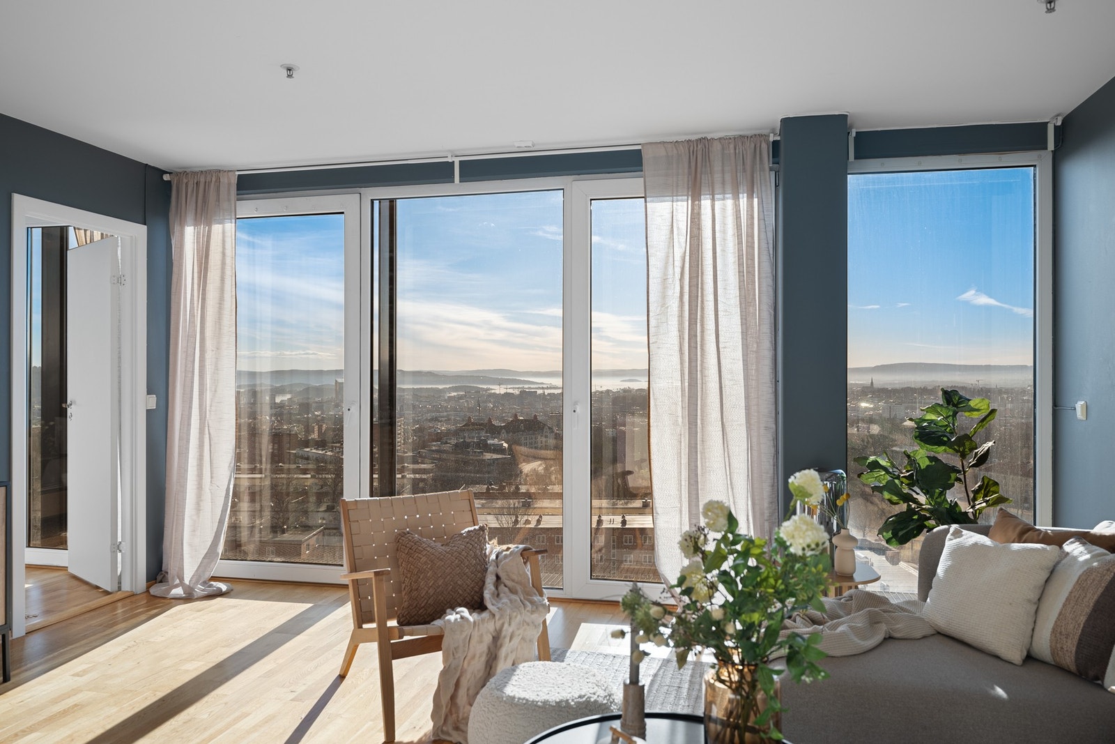 Leiligheter i denne høyden, vendt mot "riktig vei", kommer sjeldent på markedet - her finnes ingen reelle sammenligninger! Galleribilde