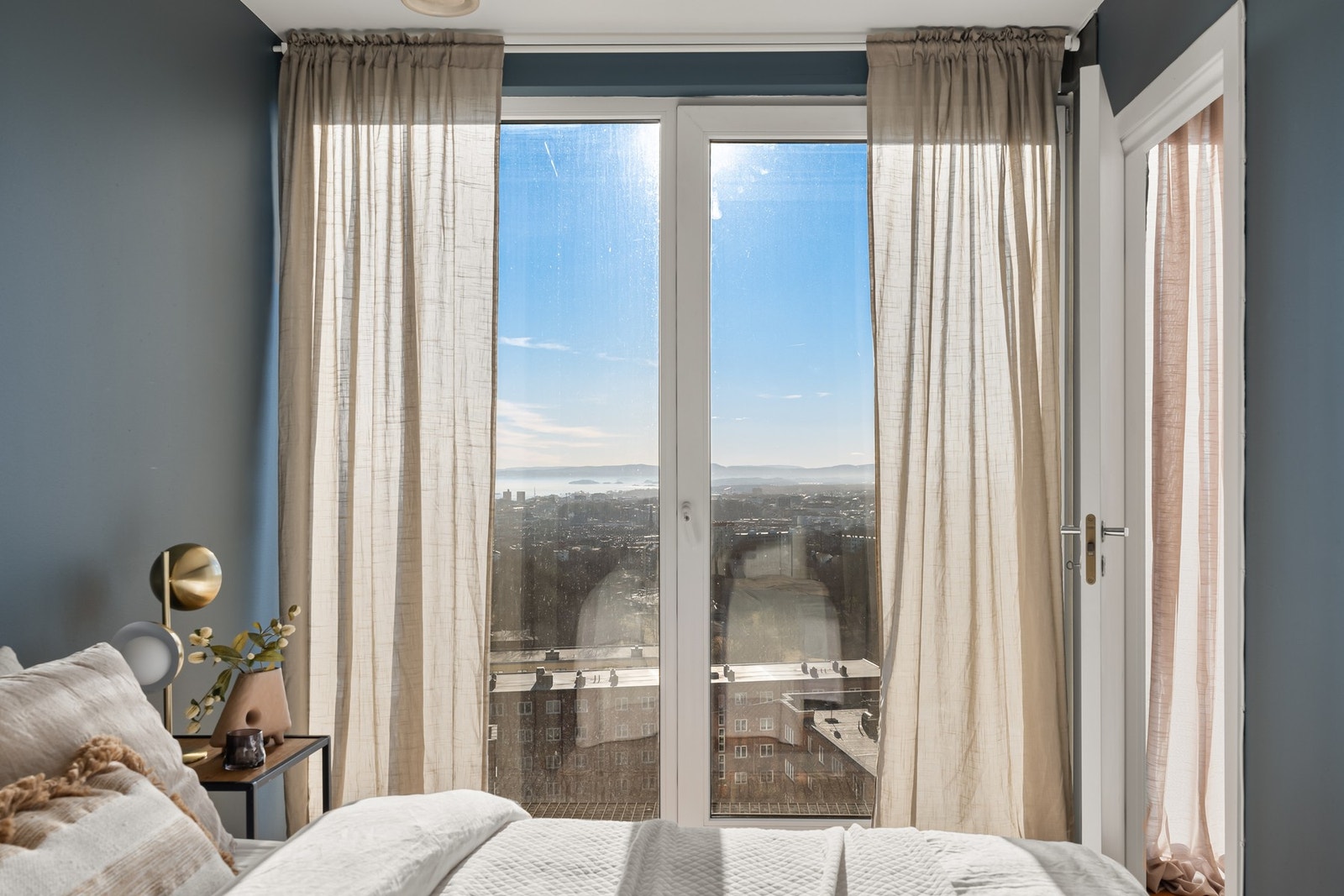 Både soverommet og stuen har markiser/solskjerming, som gjør det enkelt å justere lysnivået og skape en behagelig atmosfære når ønsket. Galleribilde