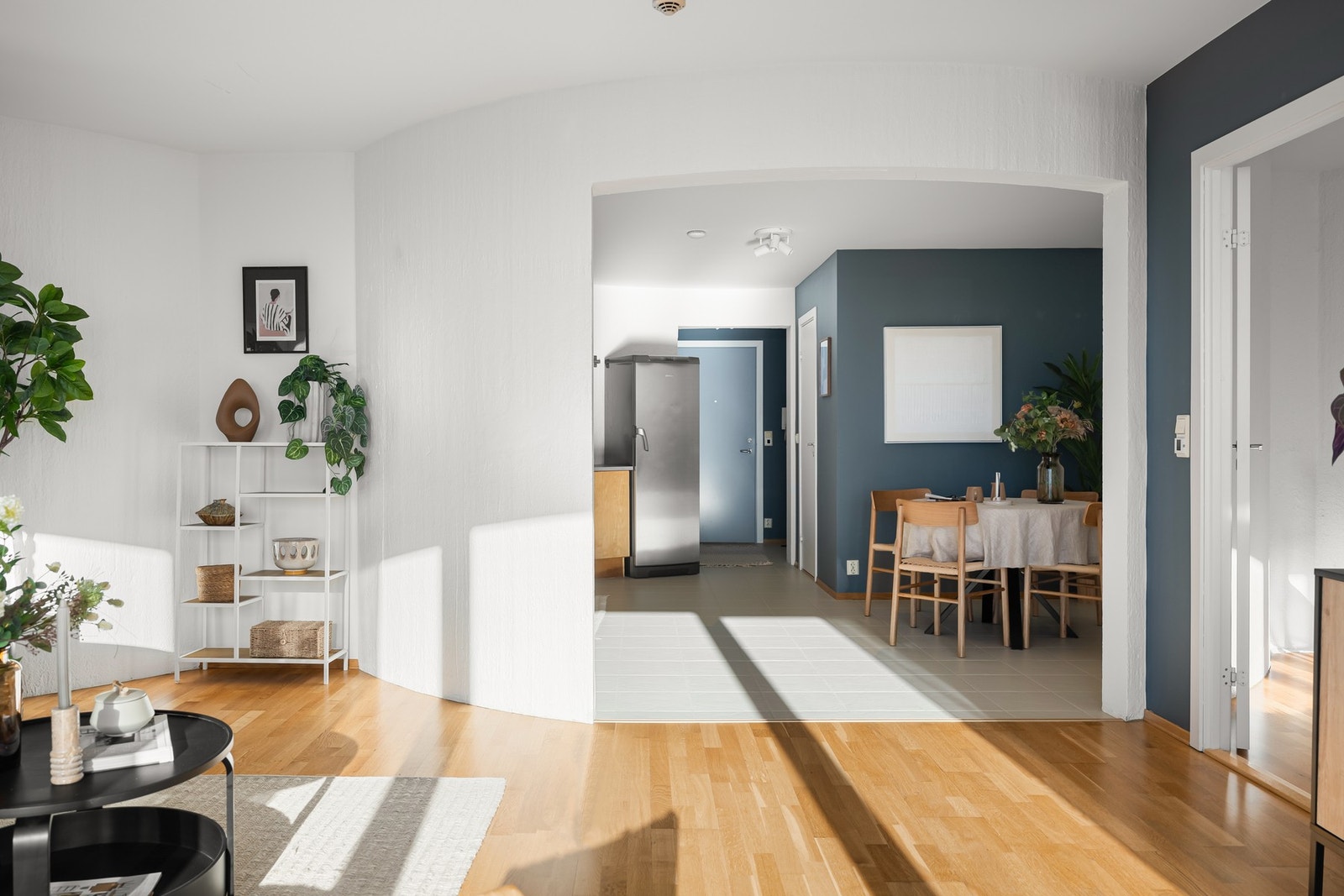 Leiligheten har gulvvarme i alle rom, med unntak av soverommet, noe som gir god komfort på kalde vinterdager. Galleribilde