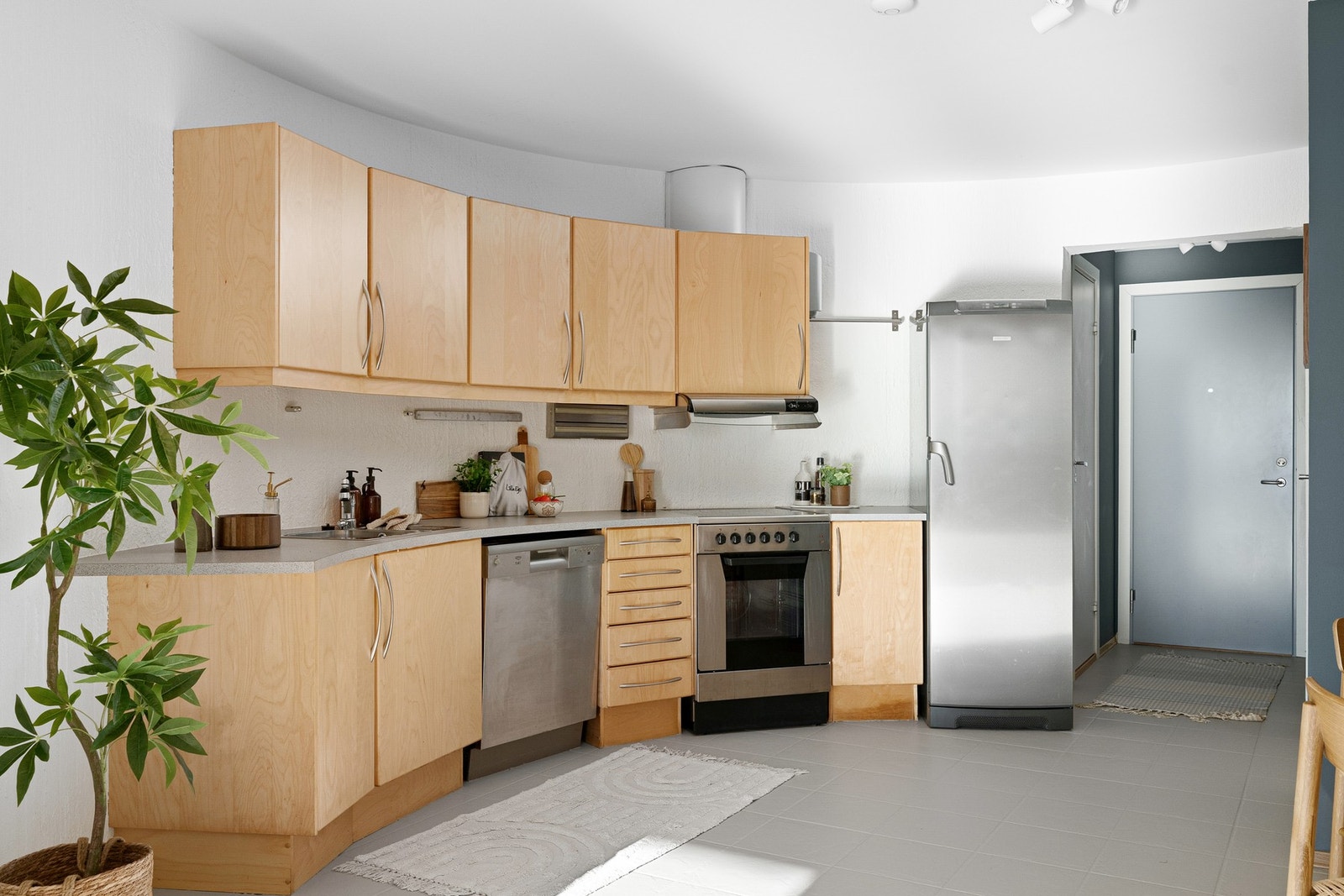 Kjøkkenet ligger i åpen løsning, men beholder sin egen koselige sone. Galleribilde