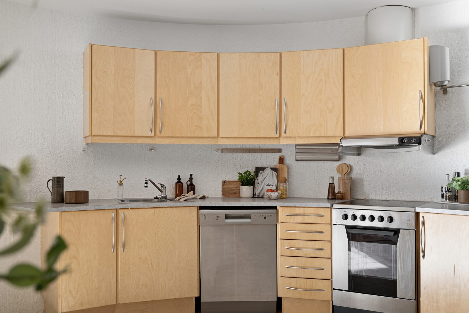 Kjøkkenet har et stilig design, skreddersydd etter leilighetens buede former. Galleribilde