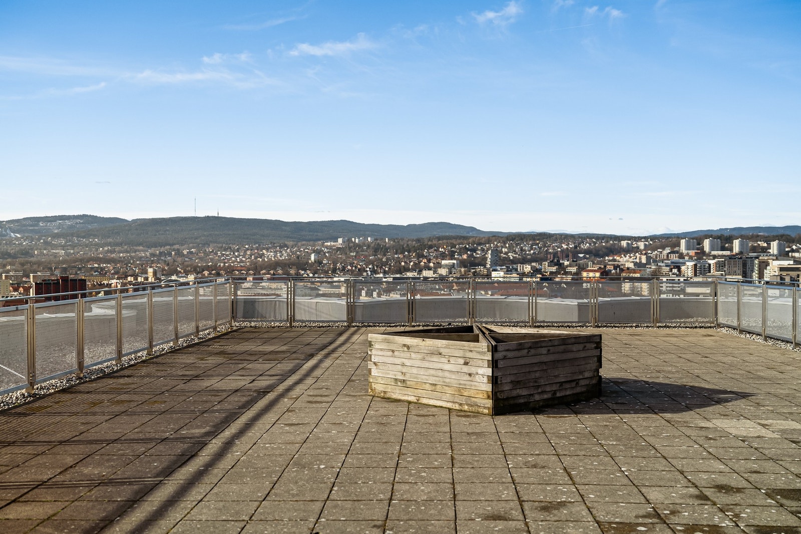 Om sommeren står solsenger klare på takterrassen - bare ta heisen opp og nyt solen! Enklere og mer tilgjengelig blir det nesten ikke. Galleribilde