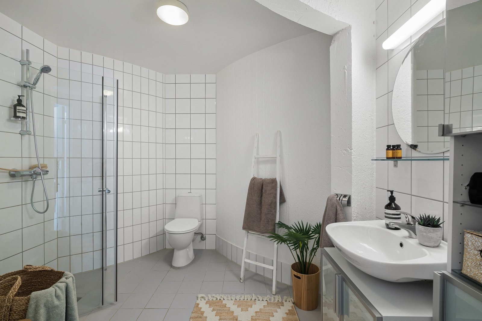 Baderommet har et stilrent uttrykk, med en unik løsning som følger siloens særegne former. Galleribilde