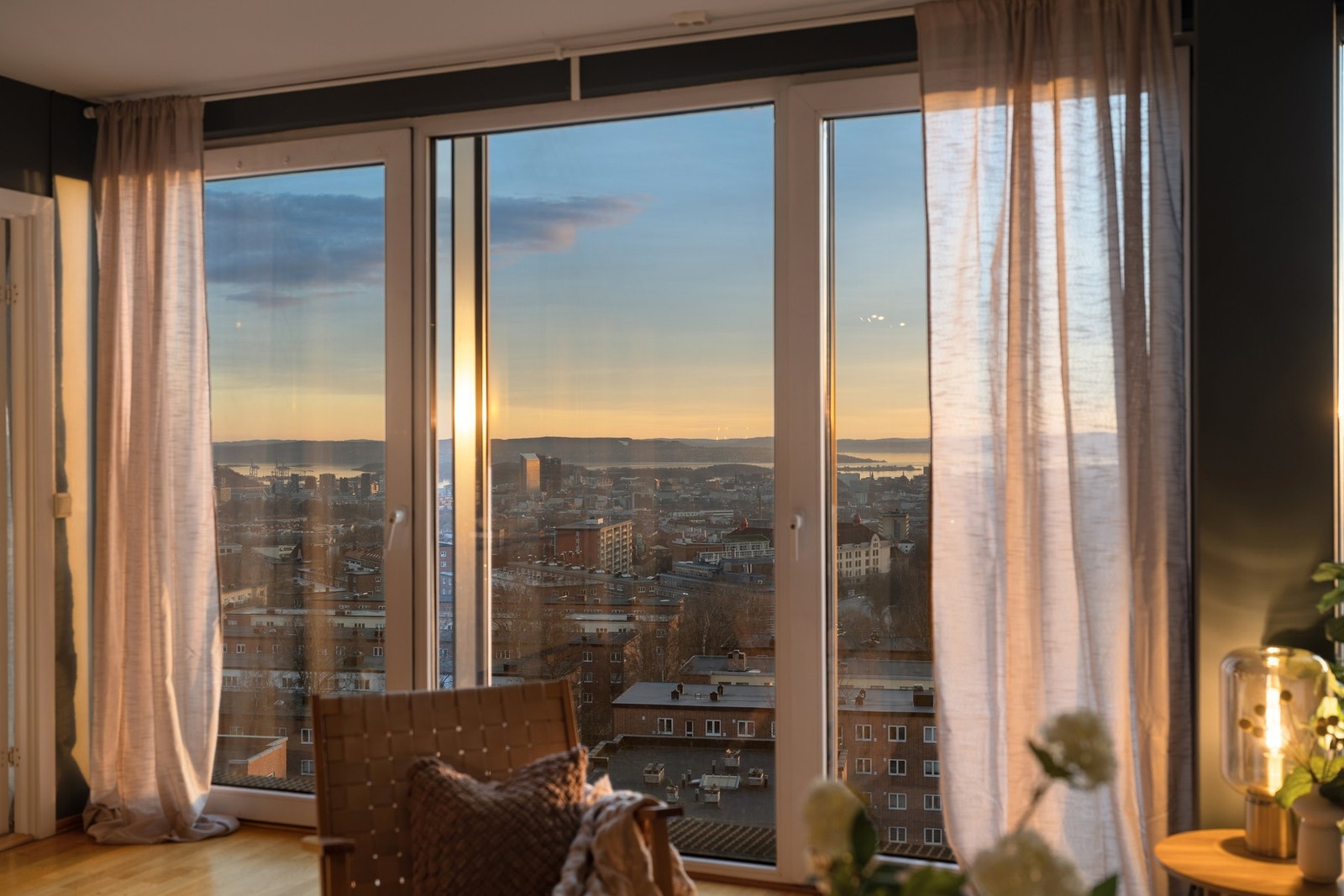 Tenk å stå her. Nyt utsikten, lyset og roen - med byen for dine føtter og en følelse av å være litt over det hele. Galleribilde