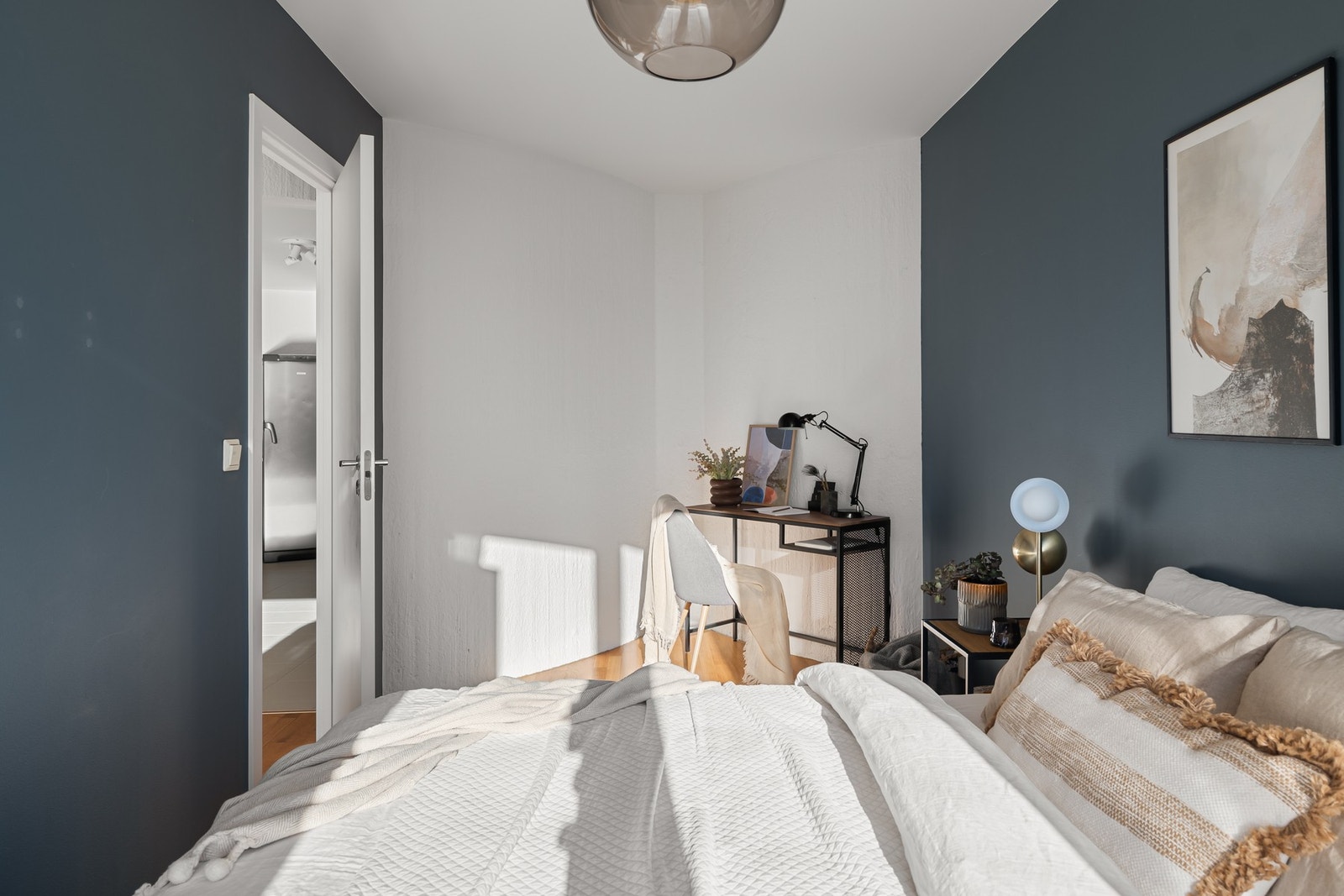 Det er i tillegg god plass til å sette opp en stor garderobeløsning. Galleribilde