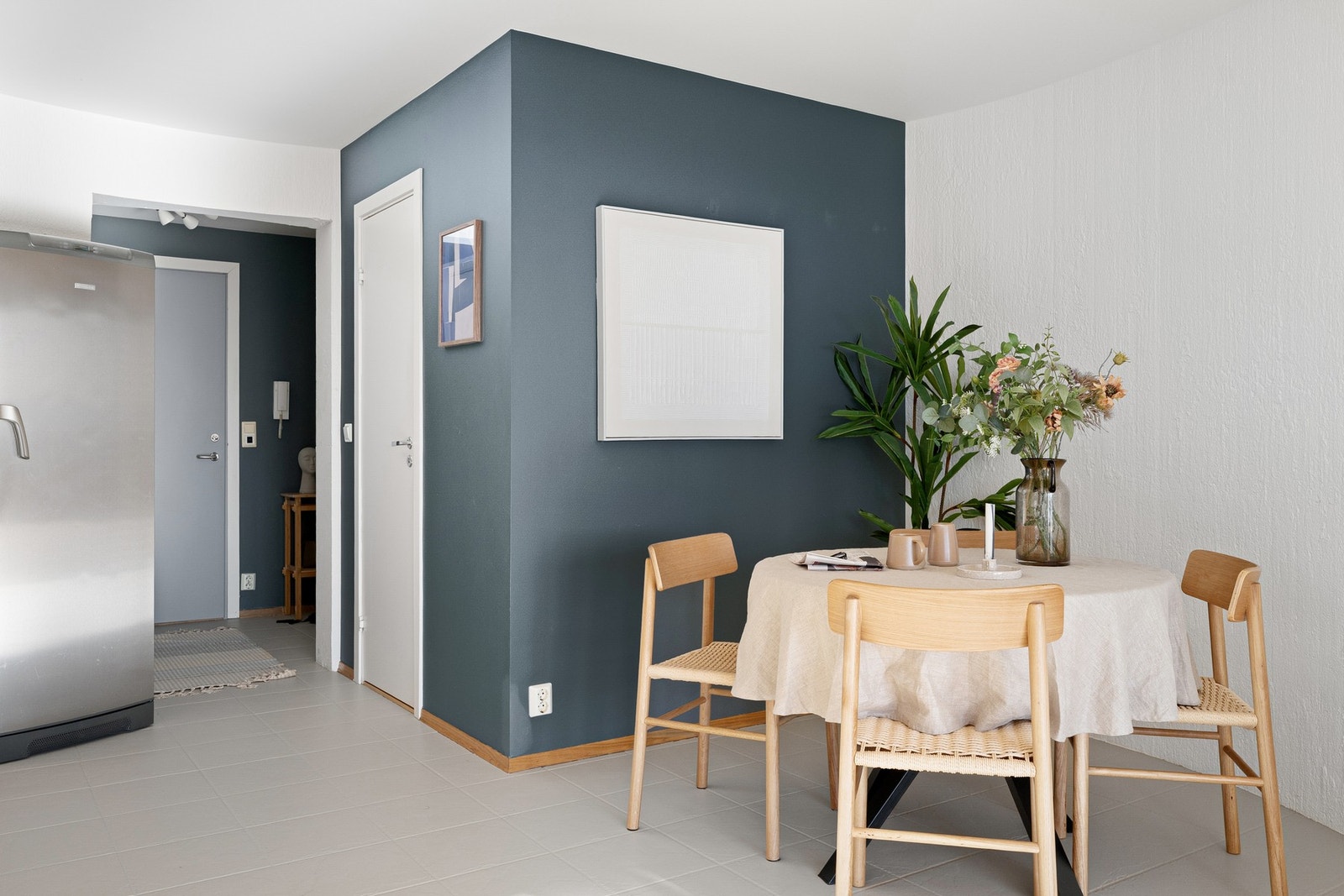 I tilknytning til kjøkkenet er det god plass til spisebord. Galleribilde