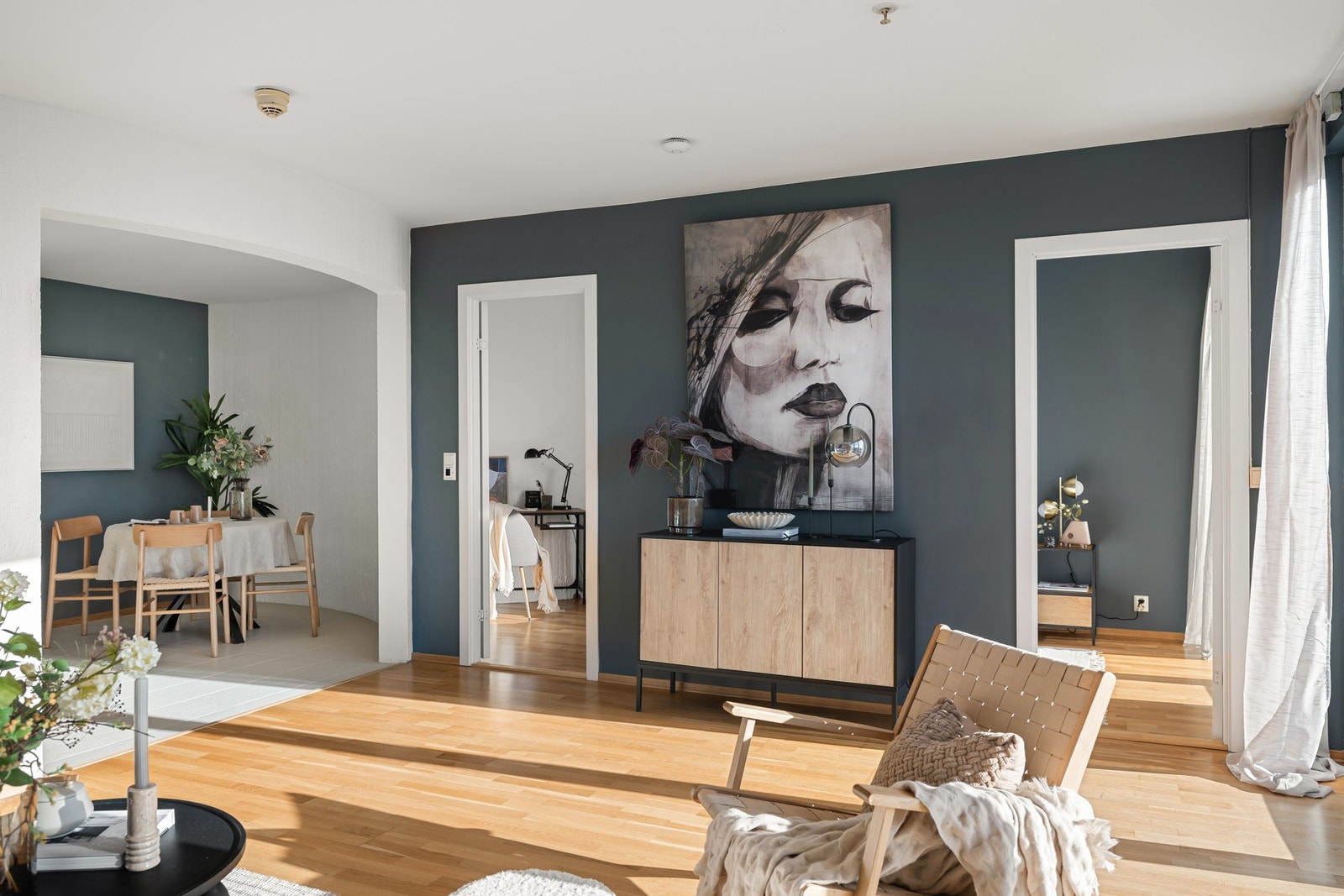 Om solen blir for sterk, sørger elektriske markiser for perfekt lyskontroll. De gir behagelig skygge og gjør det enkelt å dempe lyset når du vil se på TV. Galleribilde