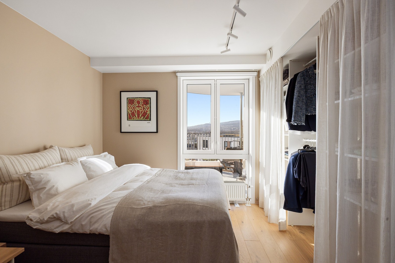 På soverommet har du plass til dobbeltseng med tilhørende nattbord og kontorpult. Galleribilde