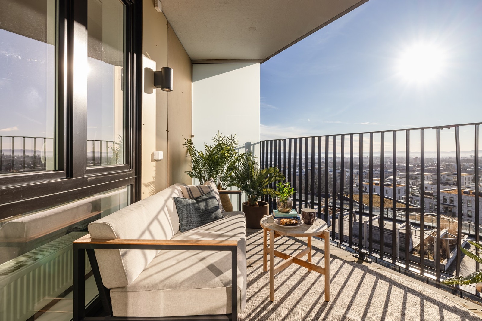 På balkongen har du god plass til sittegruppe etter eget ønske og behov. Galleribilde