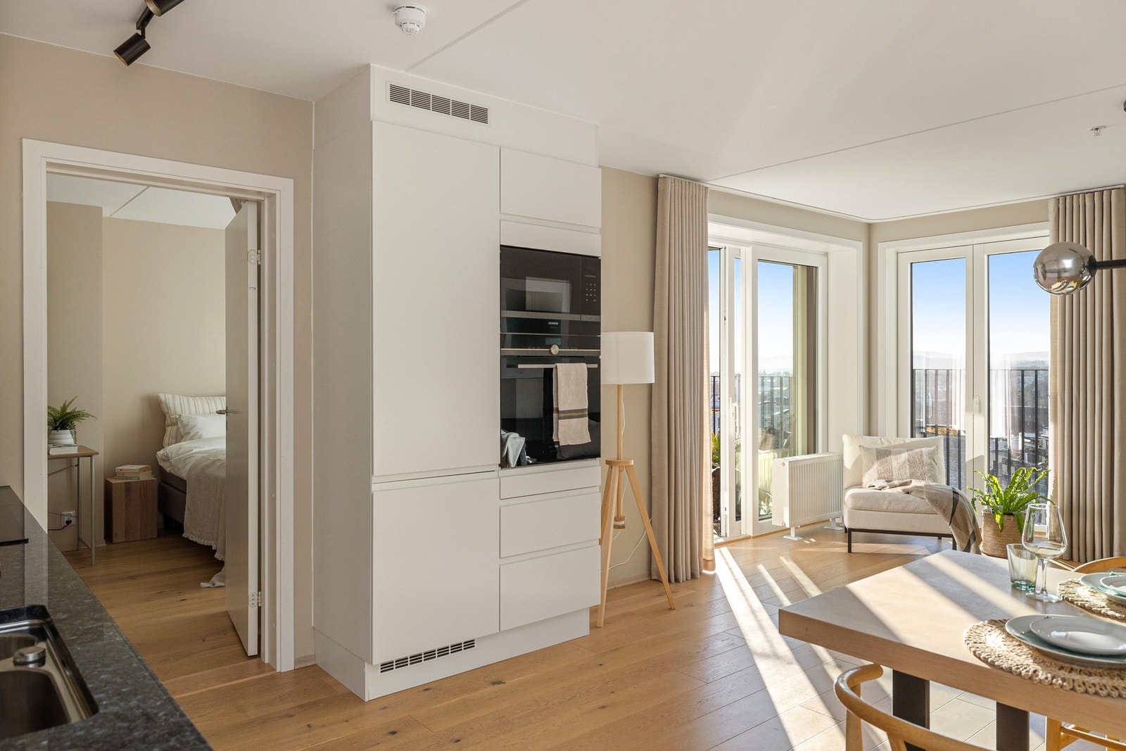 Integrerte hvitevarer som stekeovn, platetopp, mikrobølgeovn, oppvaskmaskin og kjøleskap med frysedel. Galleribilde