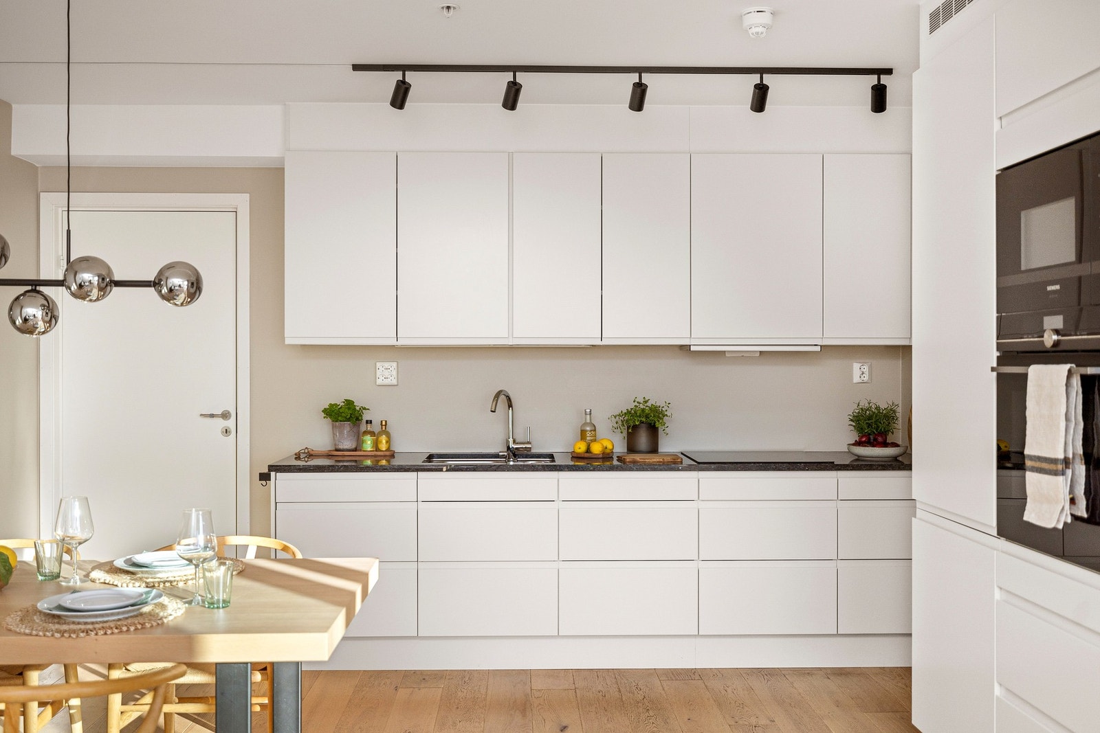 Moderne og tidløs kjøkkeninnredning fra 2019 med god skap- og benkeplass. Kjøkkenet er fullt utstyrt med integrerte hvitevarer som medfølger i handelen. Galleribilde