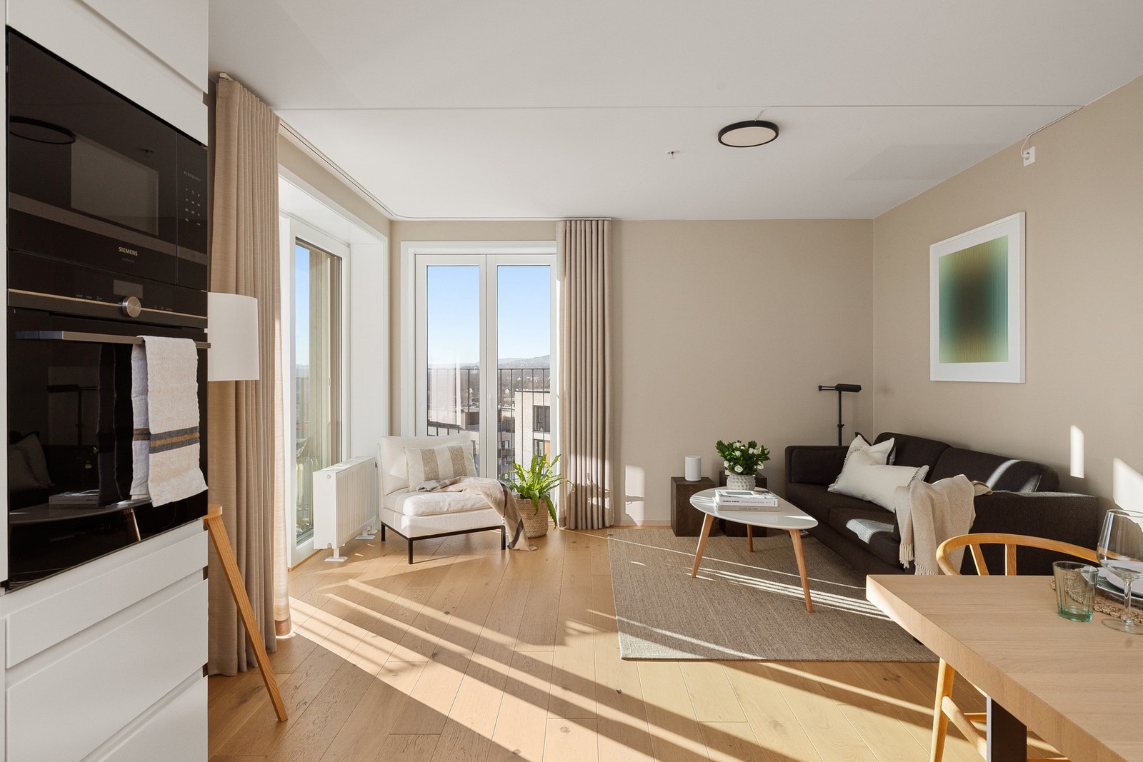 Stuen har god og moderne standard fra 2019 med lys enstavs parkett på gulv, glatte lysmalte overflater og skjult elektrisk anlegg. Galleribilde