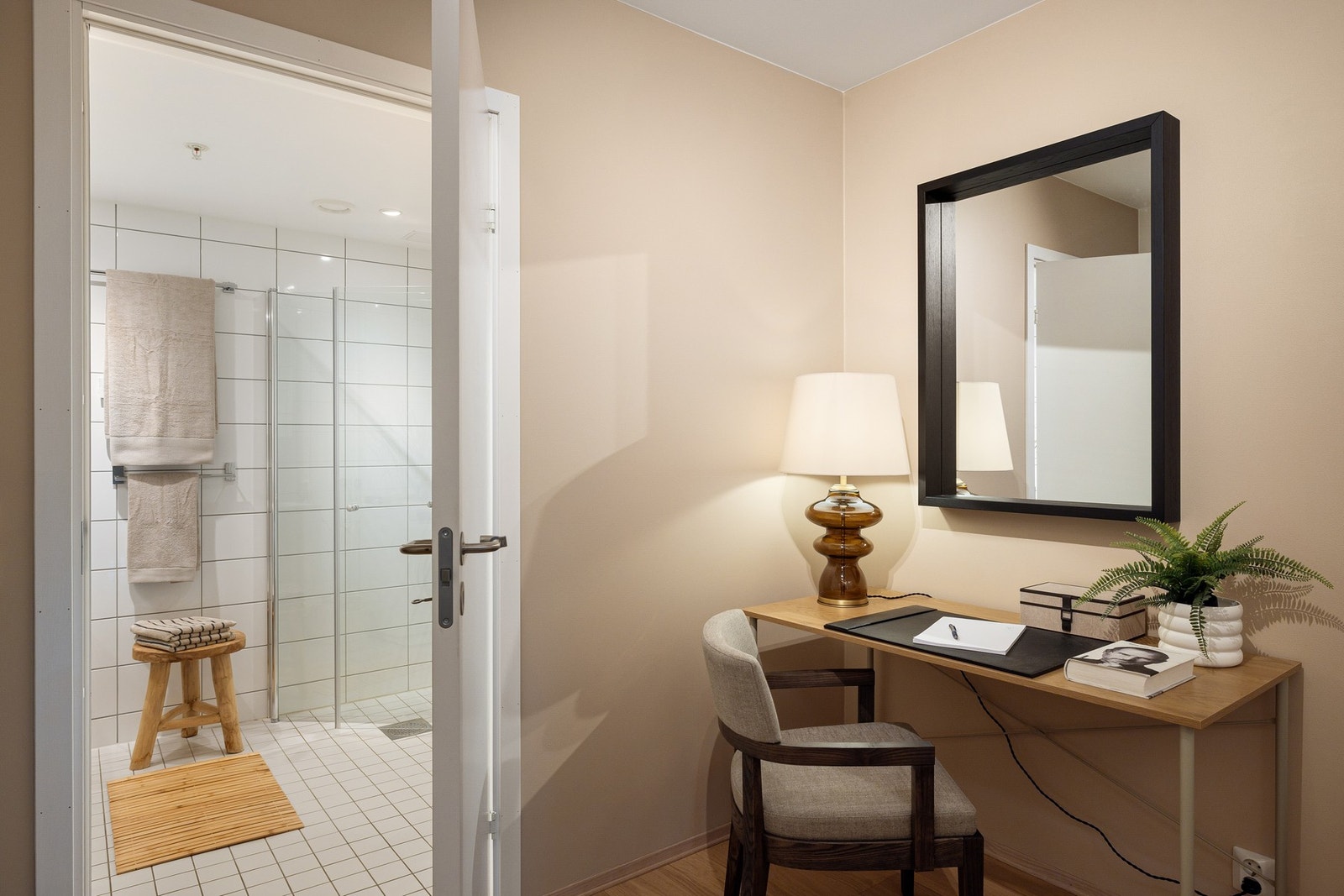 Fra soverommet har du tilgang til leilighetens baderom. Galleribilde