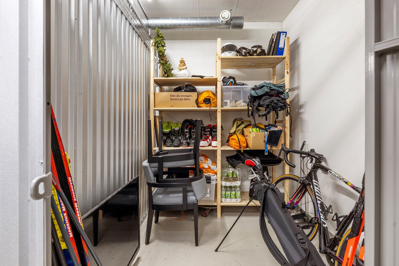 Leiligheten disponerer i tillegg to boder. En sportsbod på 5 m² i underetasje i nabobygget. Galleribilde