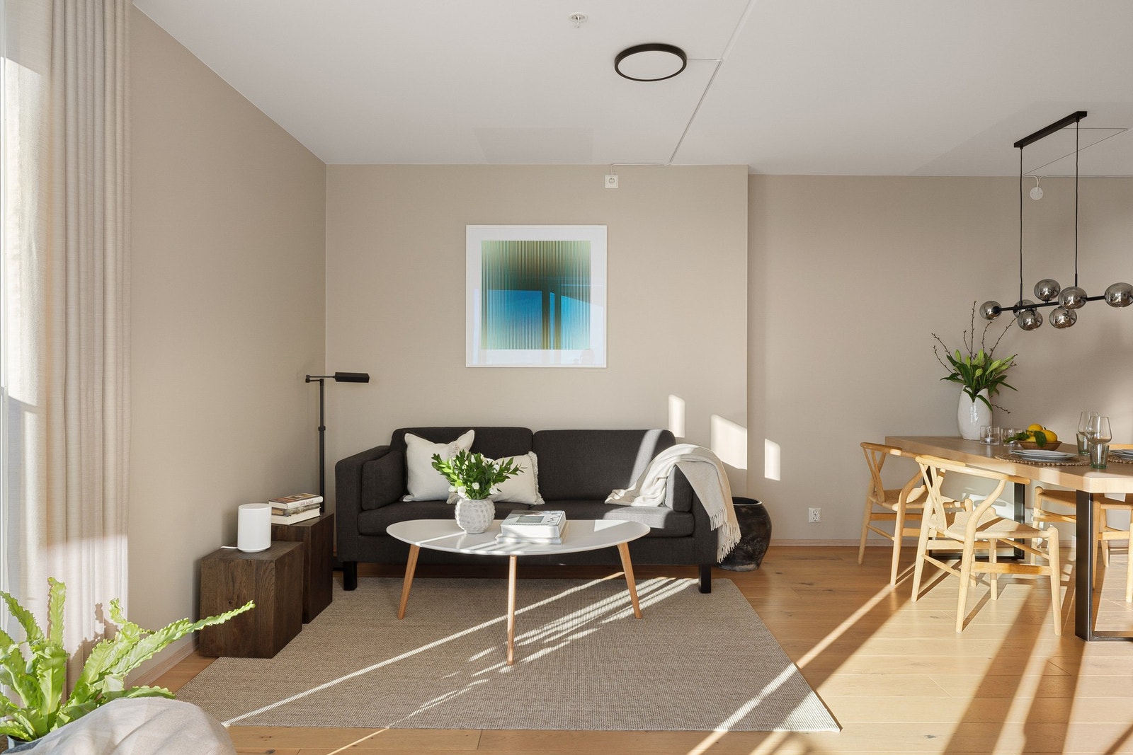 Leiligheten holdes god og lun på vinterstid med fjernvarme til radiatorer. Både á-konto oppvarming og varmtvann, kollektiv TV og bredbånd er inkludert i felleskostnadene. Galleribilde