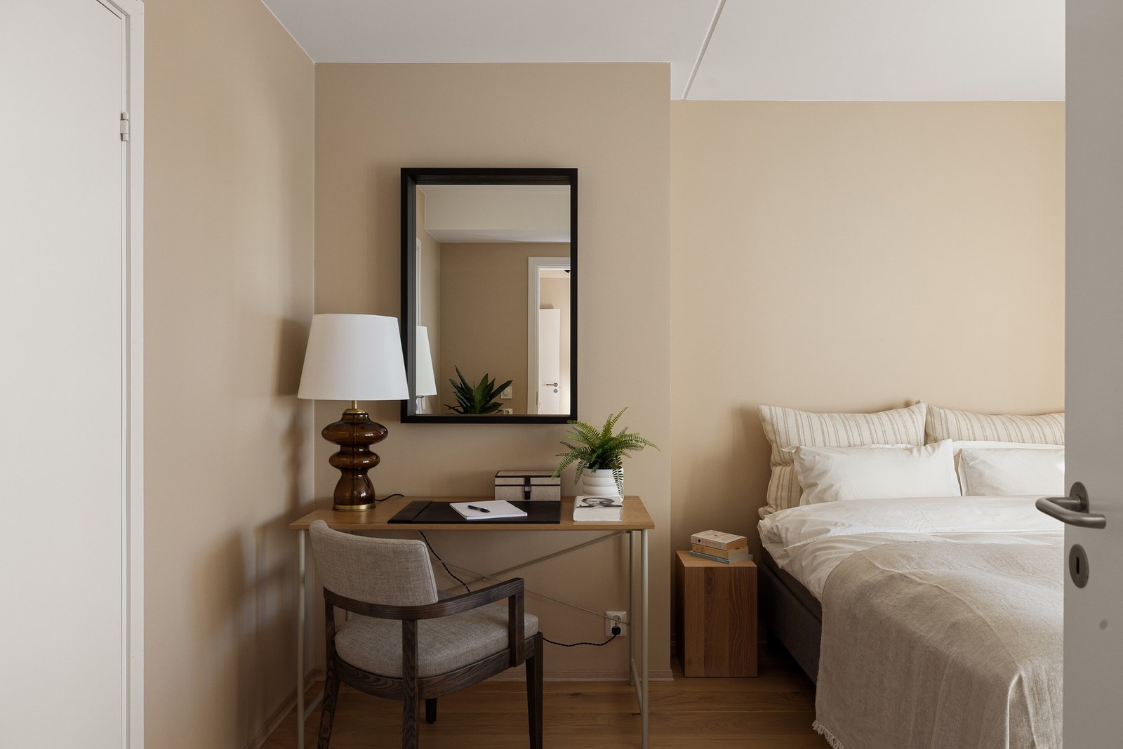 Leiligheten har et lyst og innbydende soverom Galleribilde