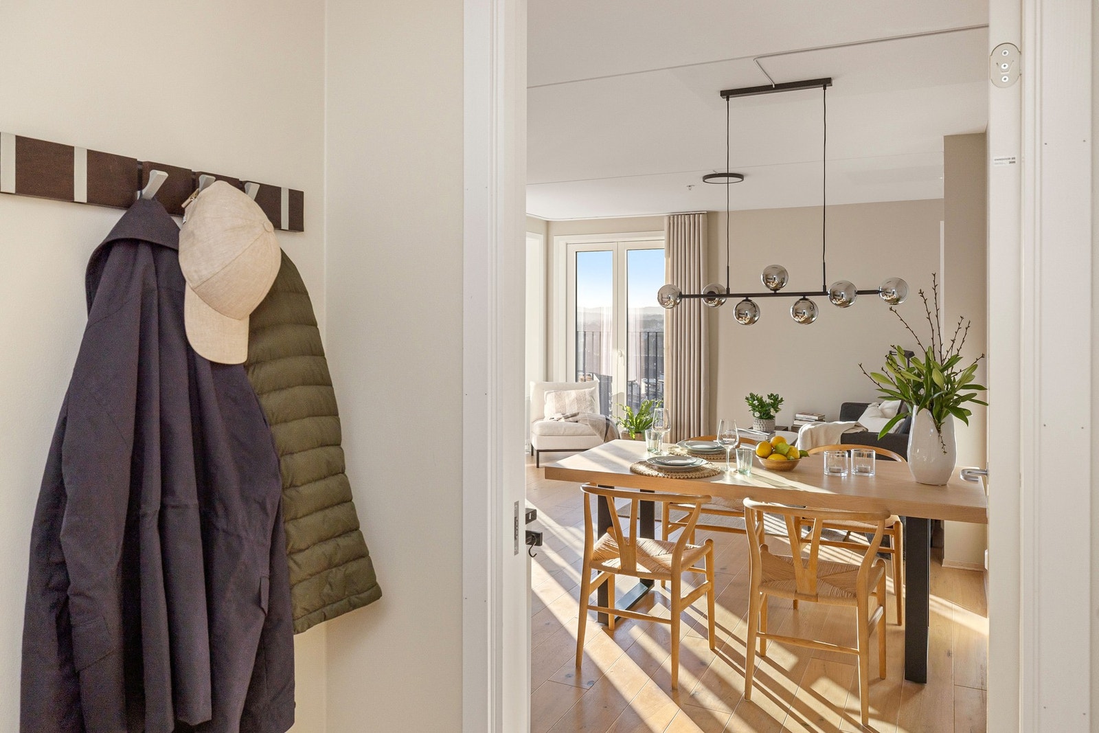 Når du entrer leiligheten kommer du inn i en lys, innbydende og praktisk entré. Galleribilde