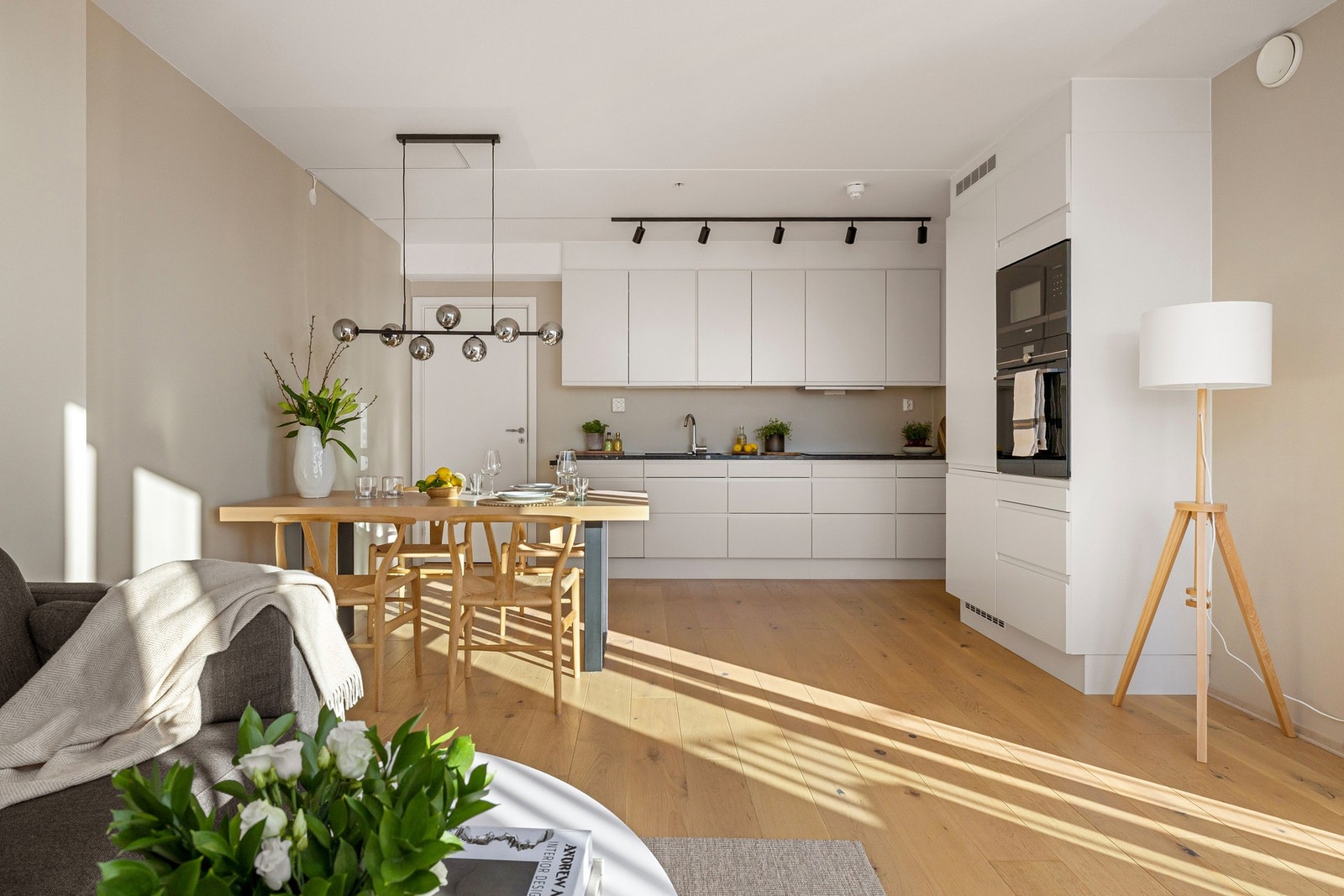 Kjøkkenet ligger i en sosial og åpen løsning med stuen Galleribilde