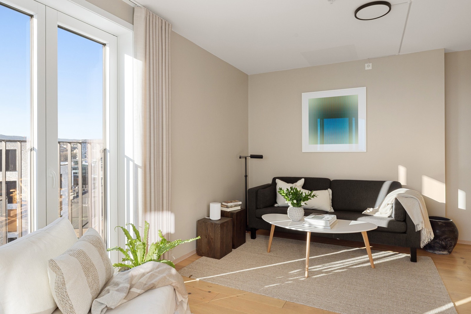 Lysinnslippet sammen med den gode takhøyden på ca. 2,5 meter bidrar til en god og luftig romfølelse. Galleribilde