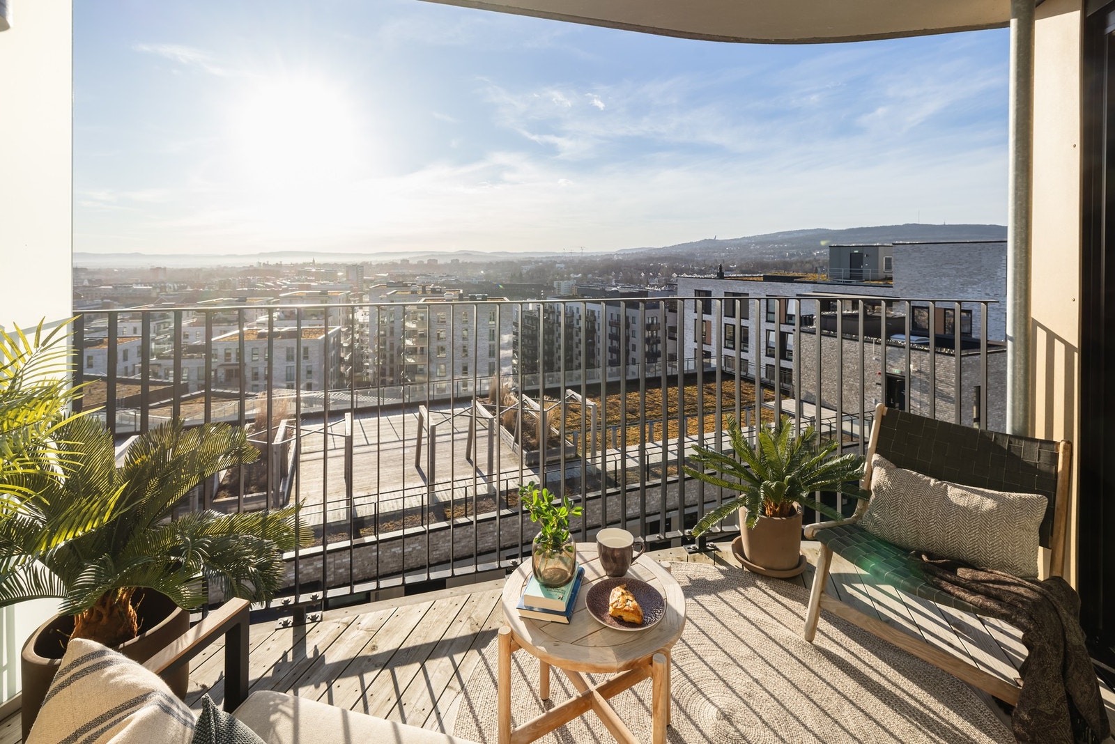 Beliggenheten mot sydvest sørger for gode solforhold. Dette er uten tvil en fin plass for lange og late sommerdager og -kvelder! Galleribilde